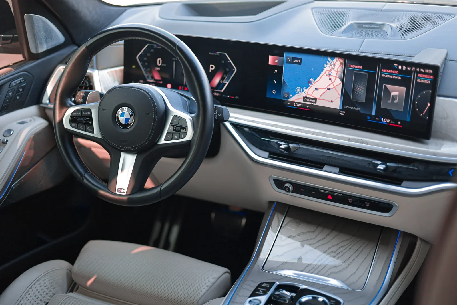 Kiralık BMW X7  Beyaz 2023 içinde Abu Dhabi - 4 