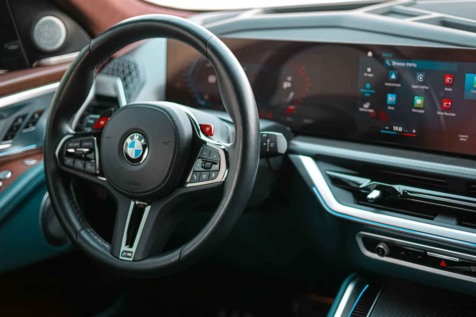 Alquiler BMW XM  Azul 2023 en Abu Dabi - 3 