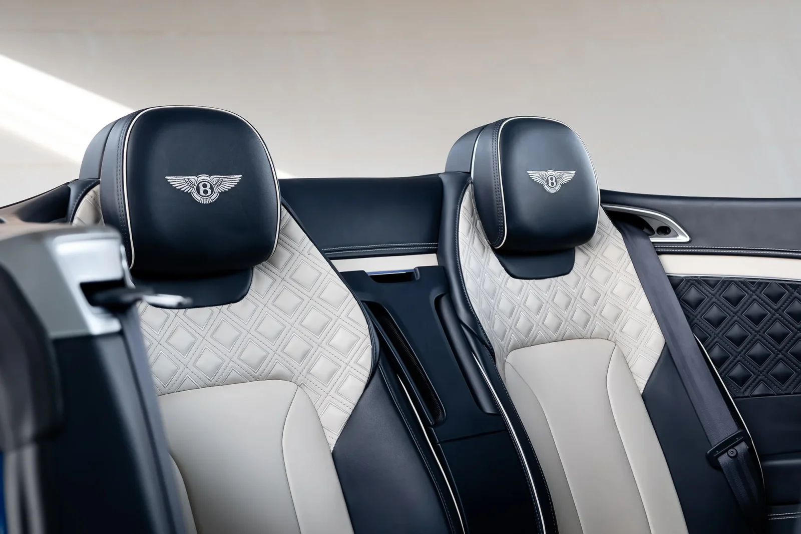 Affitto Bentley Continental  Blu 2022 in Abu Dhabi - 9 