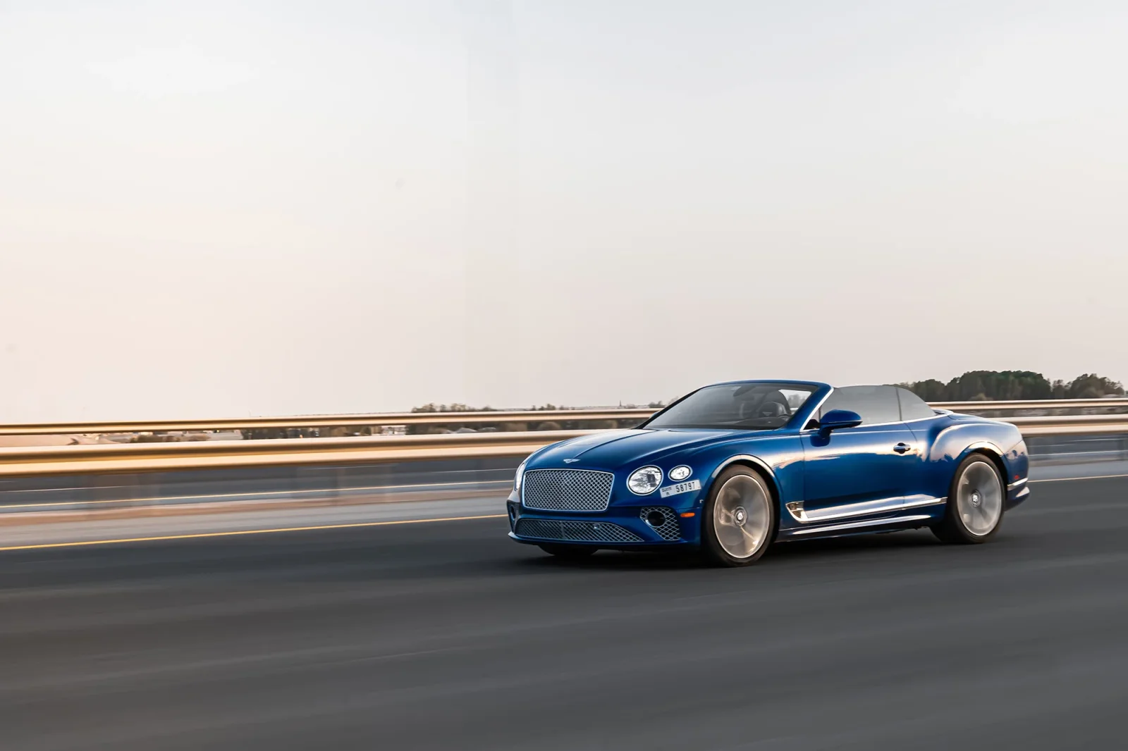 Affitto Bentley Continental  Blu 2022 in Abu Dhabi