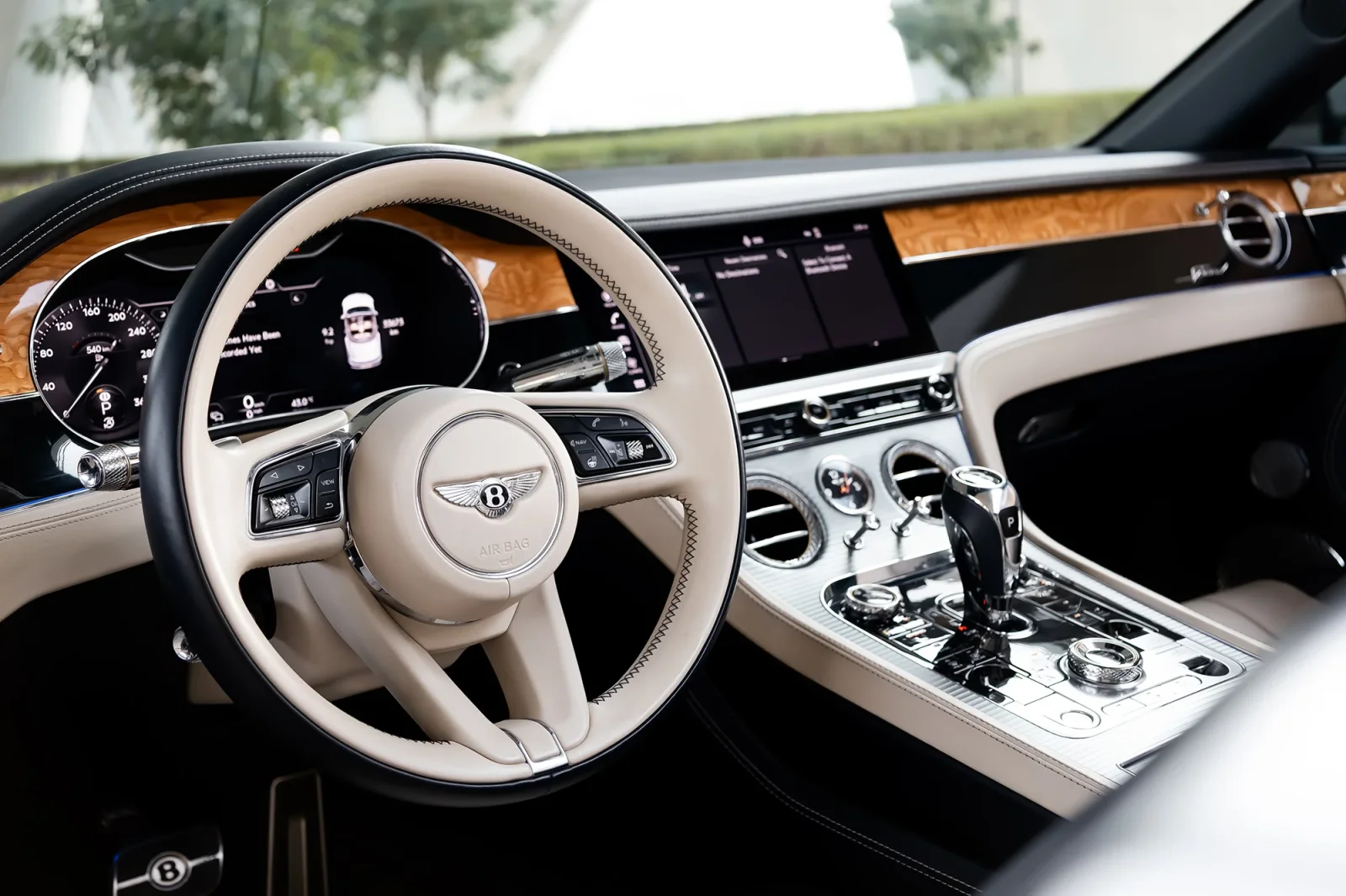 Affitto Bentley Continental  Blu 2022 in Abu Dhabi - 4 