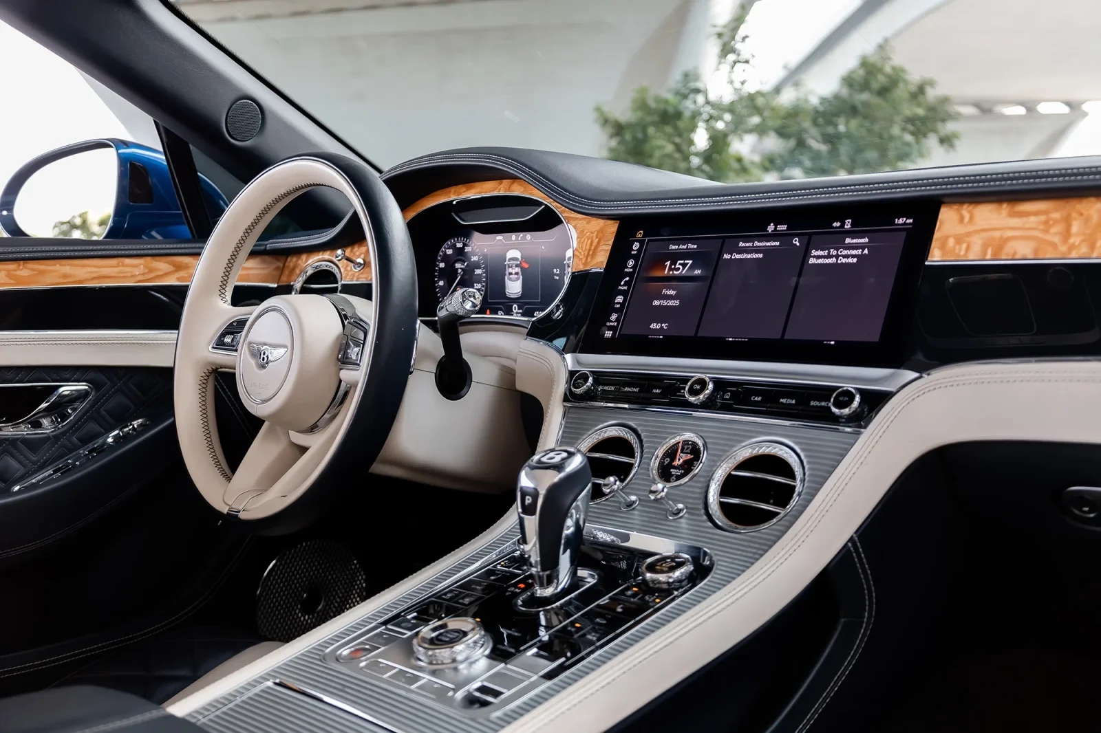 Affitto Bentley Continental  Blu 2022 in Abu Dhabi - 6 