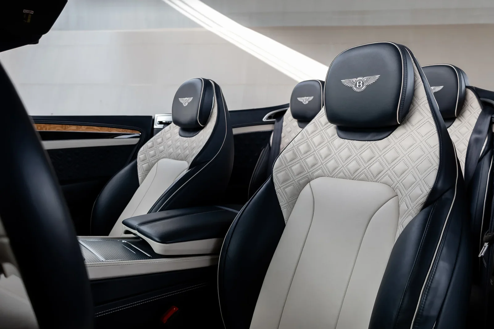 Affitto Bentley Continental  Blu 2022 in Abu Dhabi - 7 