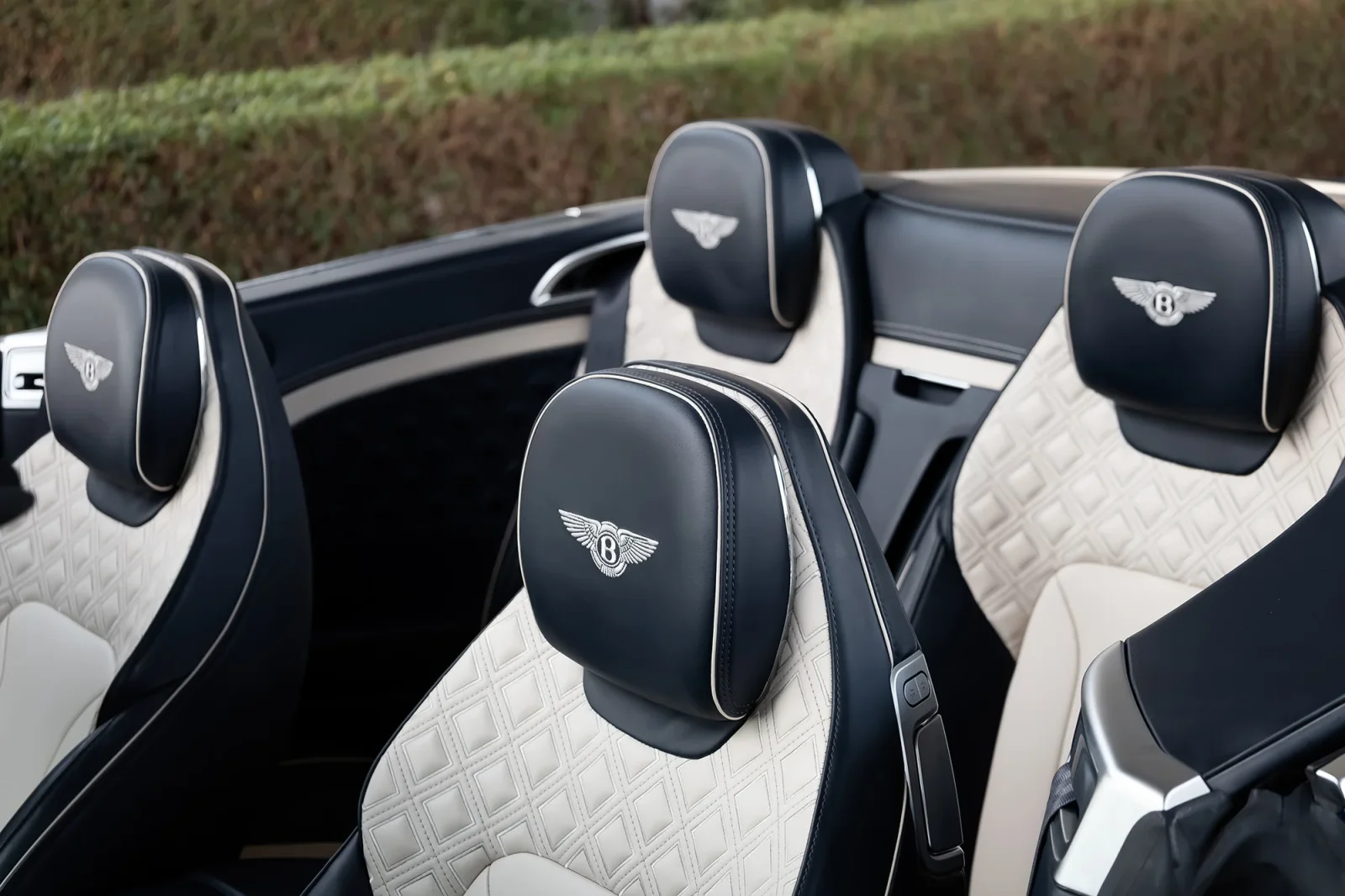 Affitto Bentley Continental  Blu 2022 in Abu Dhabi - 5 