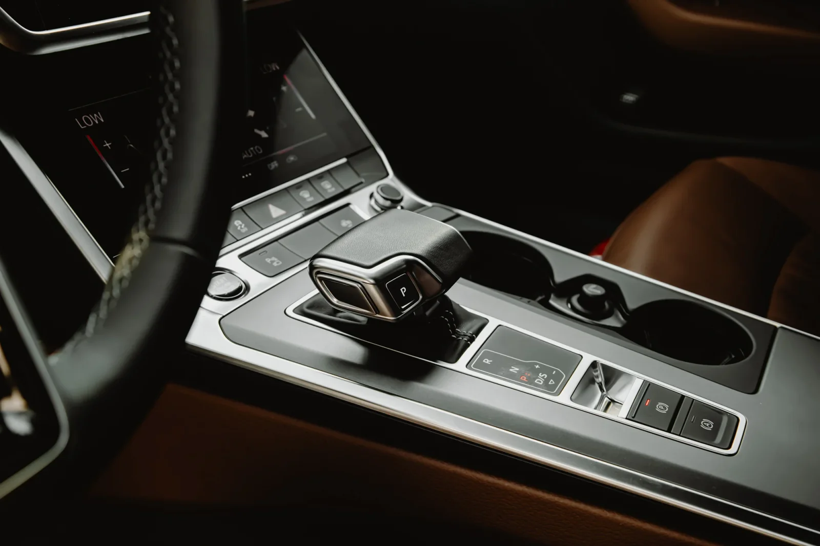 Kiralık Audi A6  Siyah 2024 içinde Abu Dhabi - 8 