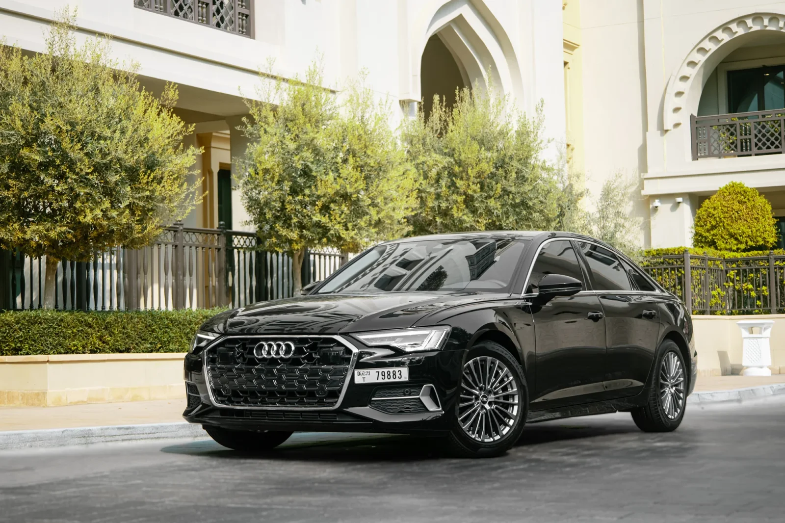 Kiralık Audi A6  Siyah 2024 içinde Abu Dhabi - 2 
