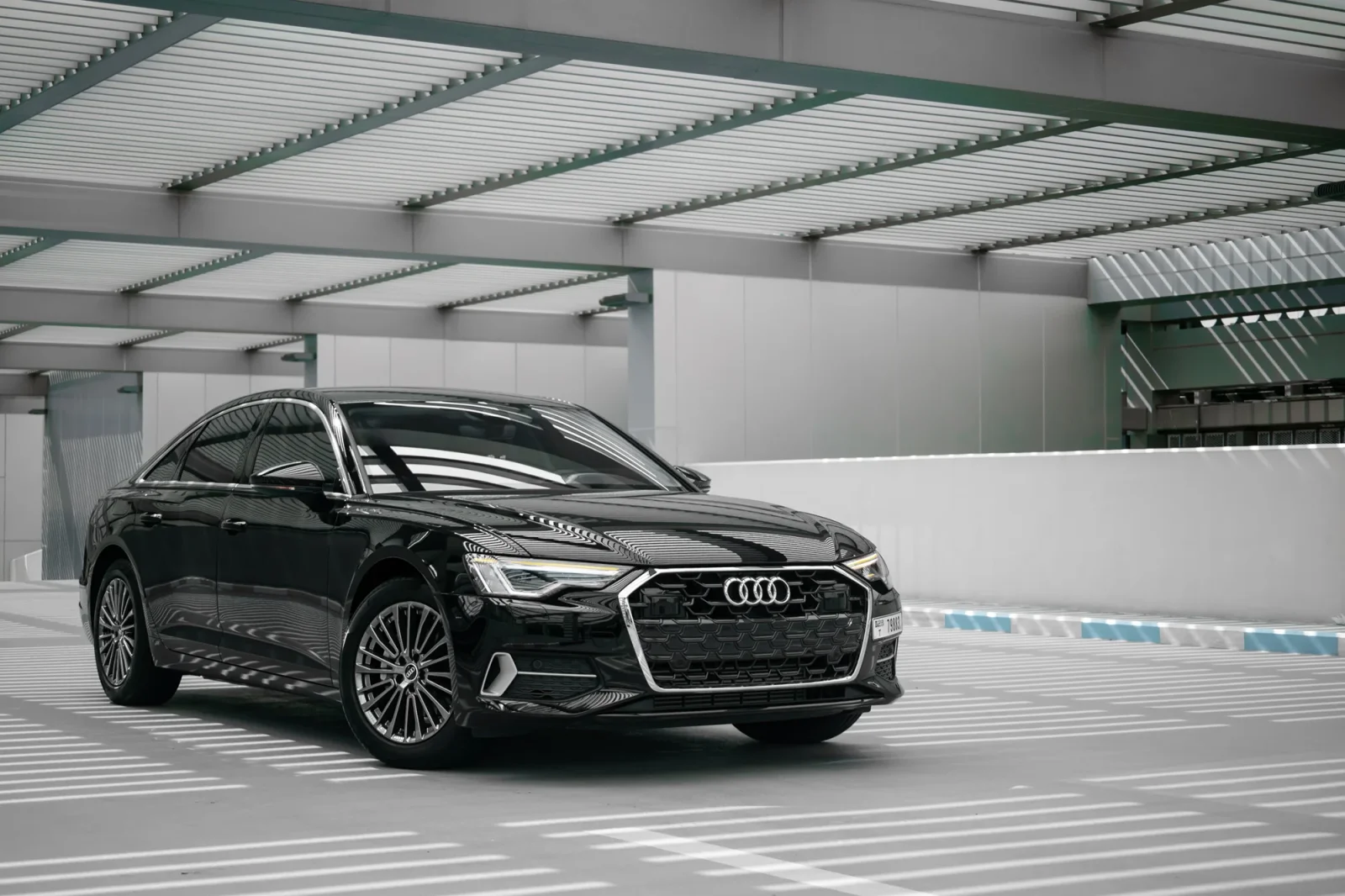 Kiralık Audi A6  Siyah 2024 içinde Abu Dhabi - 13 
