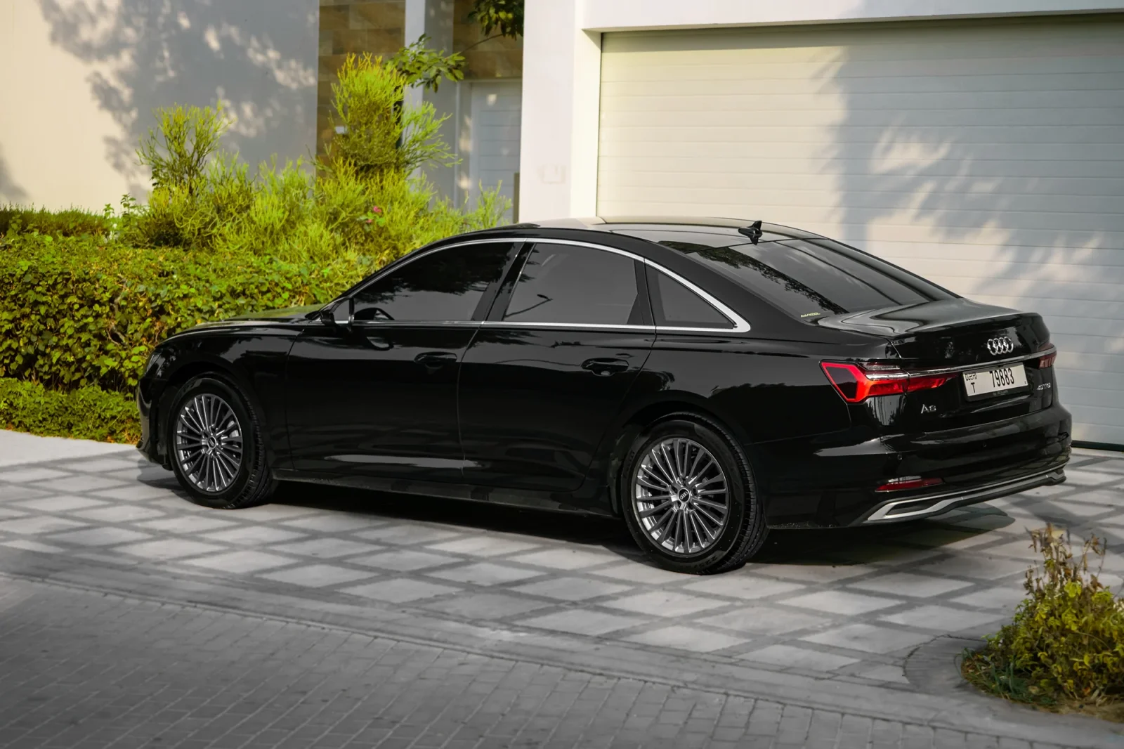 Kiralık Audi A6  Siyah 2024 içinde Abu Dhabi - 14 