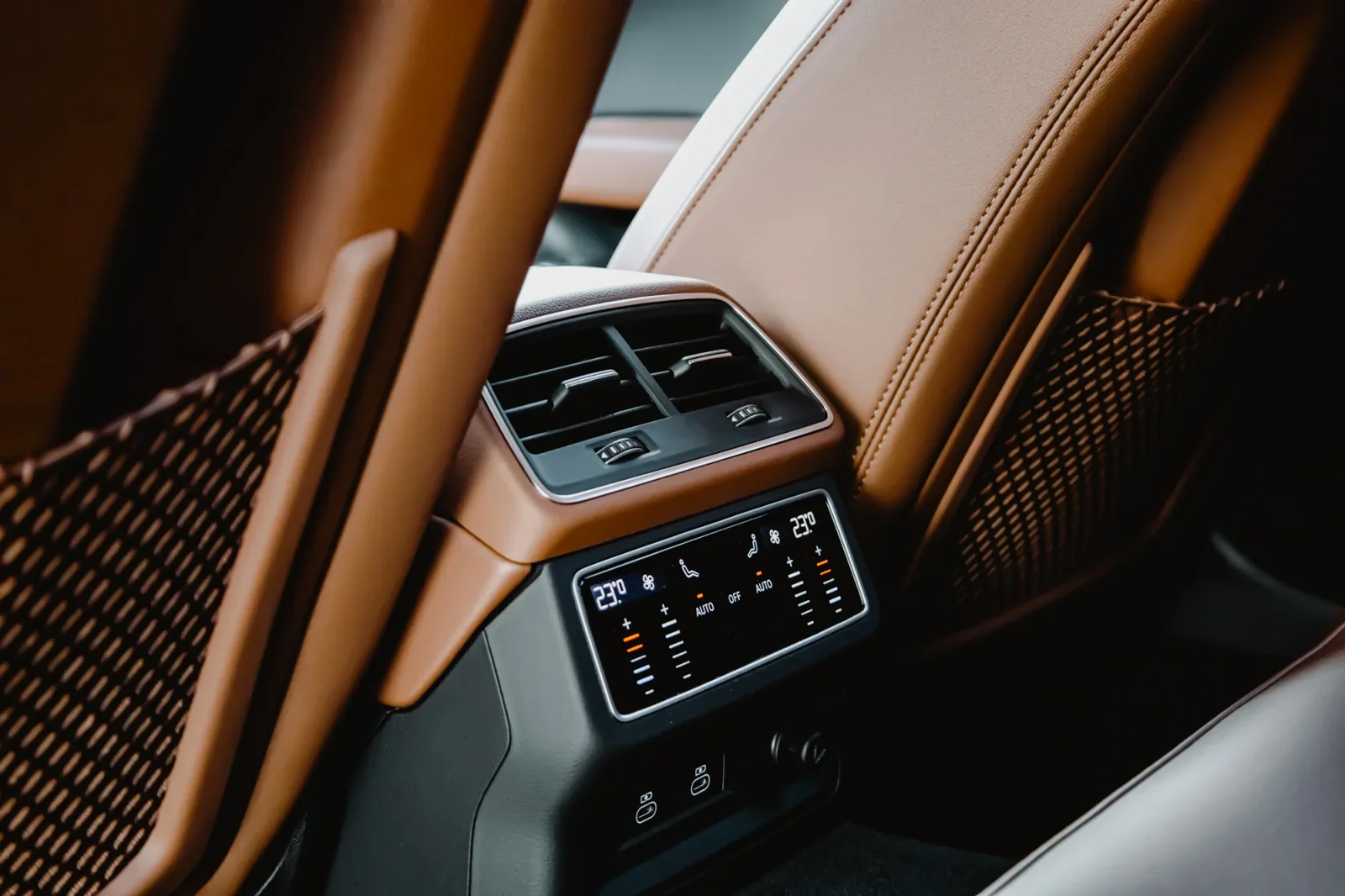 Kiralık Audi A6  Siyah 2024 içinde Abu Dhabi - 5 