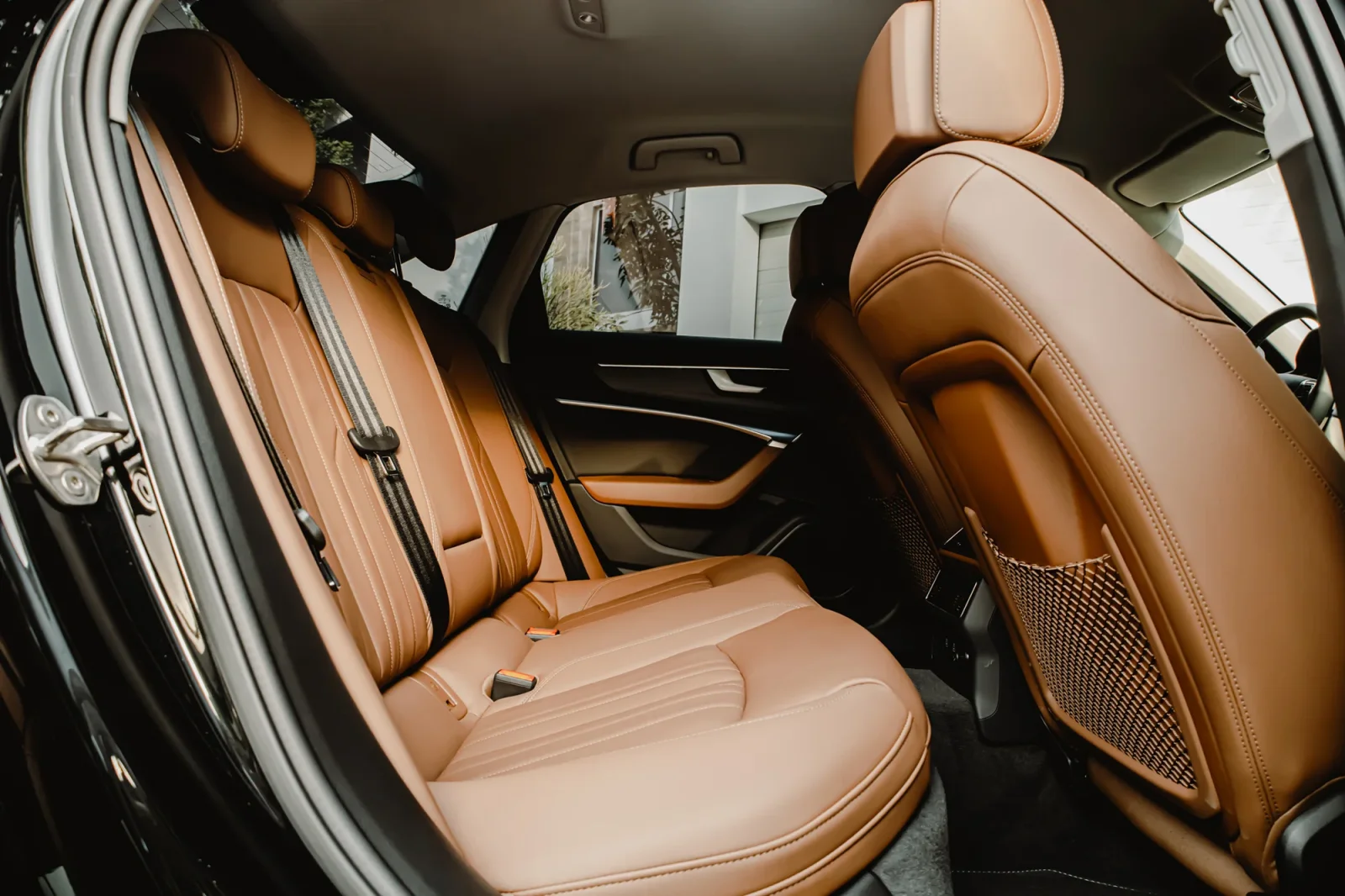 Kiralık Audi A6  Siyah 2024 içinde Abu Dhabi - 4 