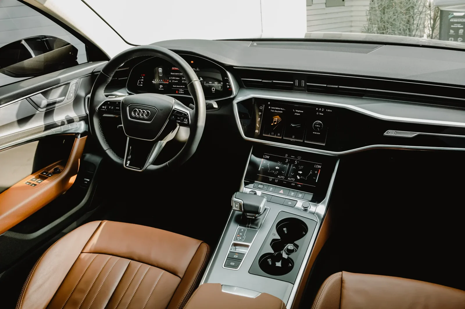 Kiralık Audi A6  Siyah 2024 içinde Abu Dhabi - 3 