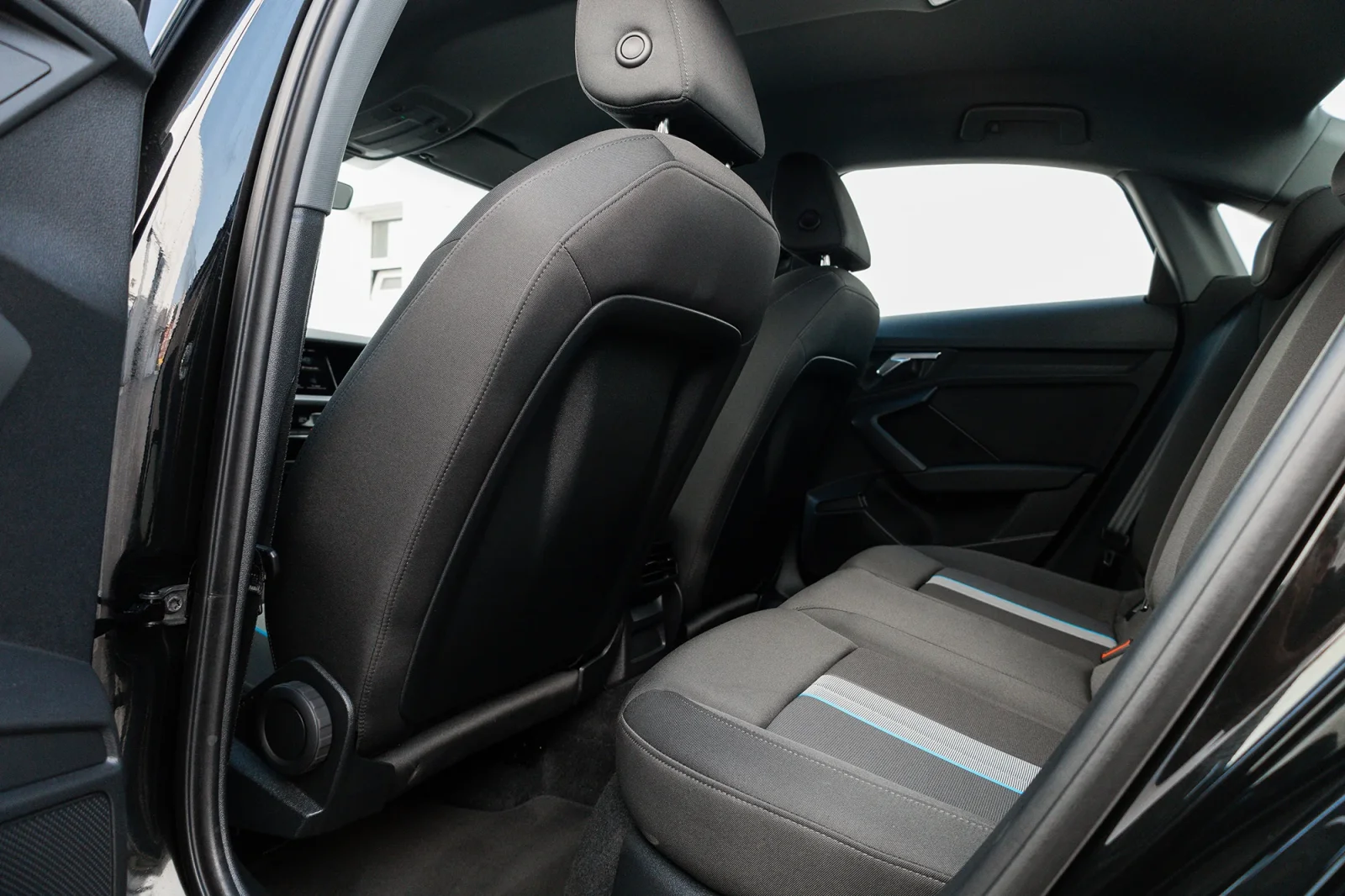 Huren Audi A3  Zwart 2023 in Abu Dhabi - 8 