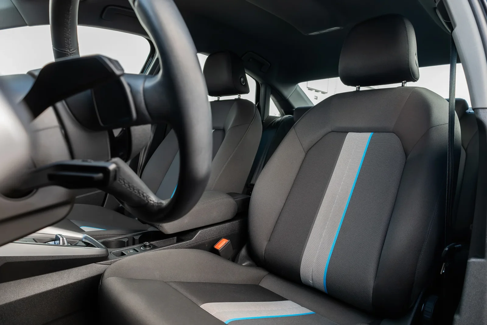 Huren Audi A3  Zwart 2023 in Abu Dhabi - 3 