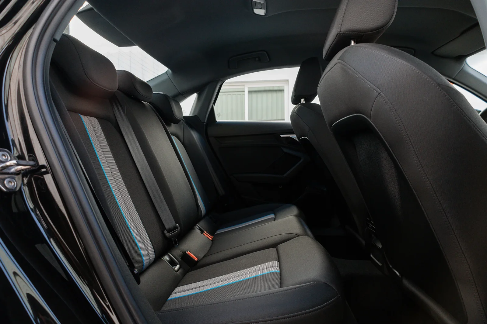 Huren Audi A3  Zwart 2023 in Abu Dhabi - 9 