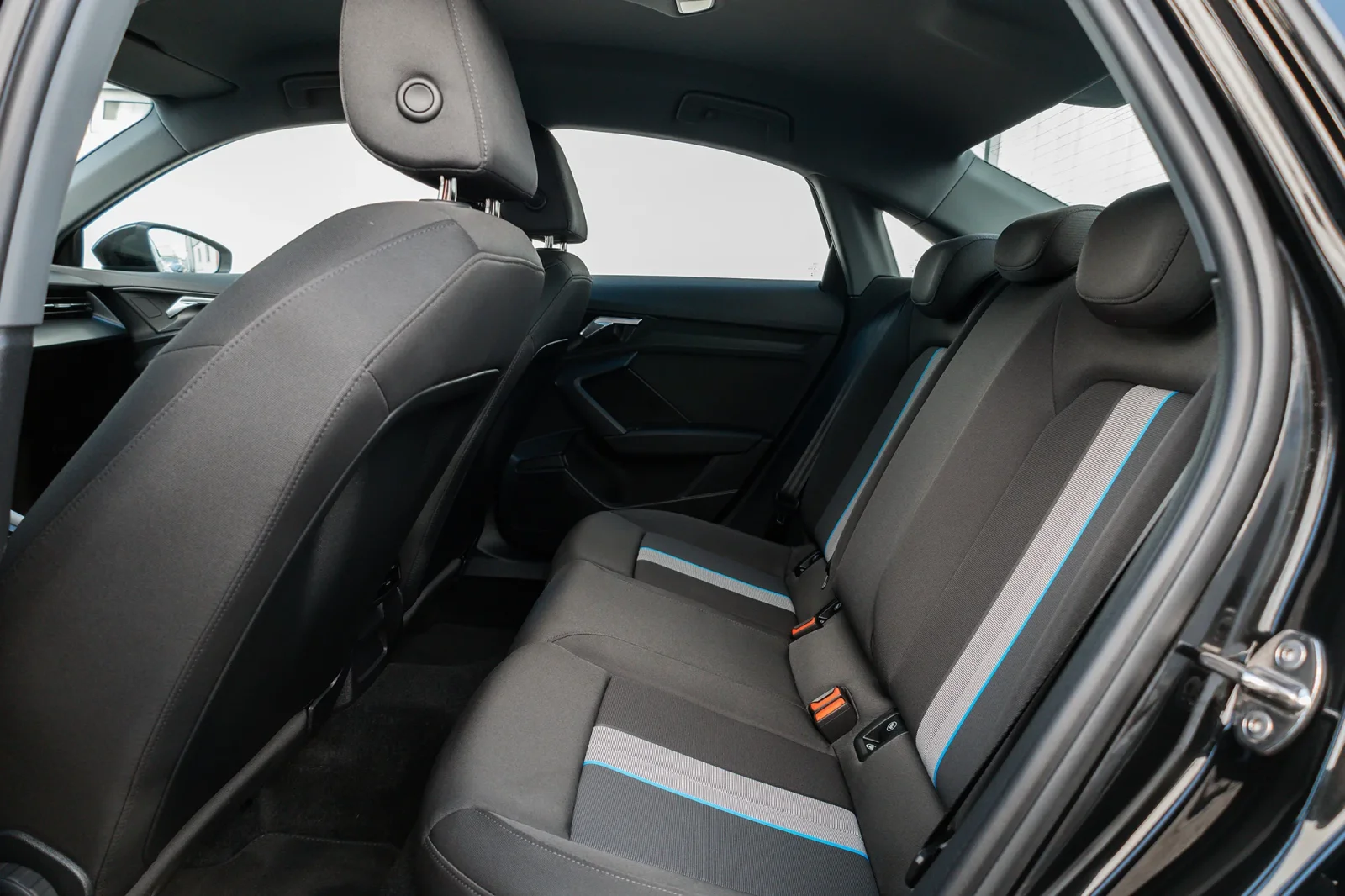 Huren Audi A3  Zwart 2023 in Abu Dhabi - 6 