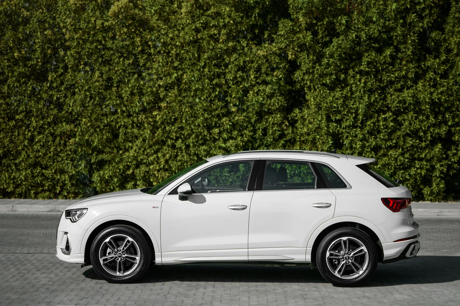 Kiralık Audi Q3  Beyaz 2024 içinde Abu Dhabi - 14 