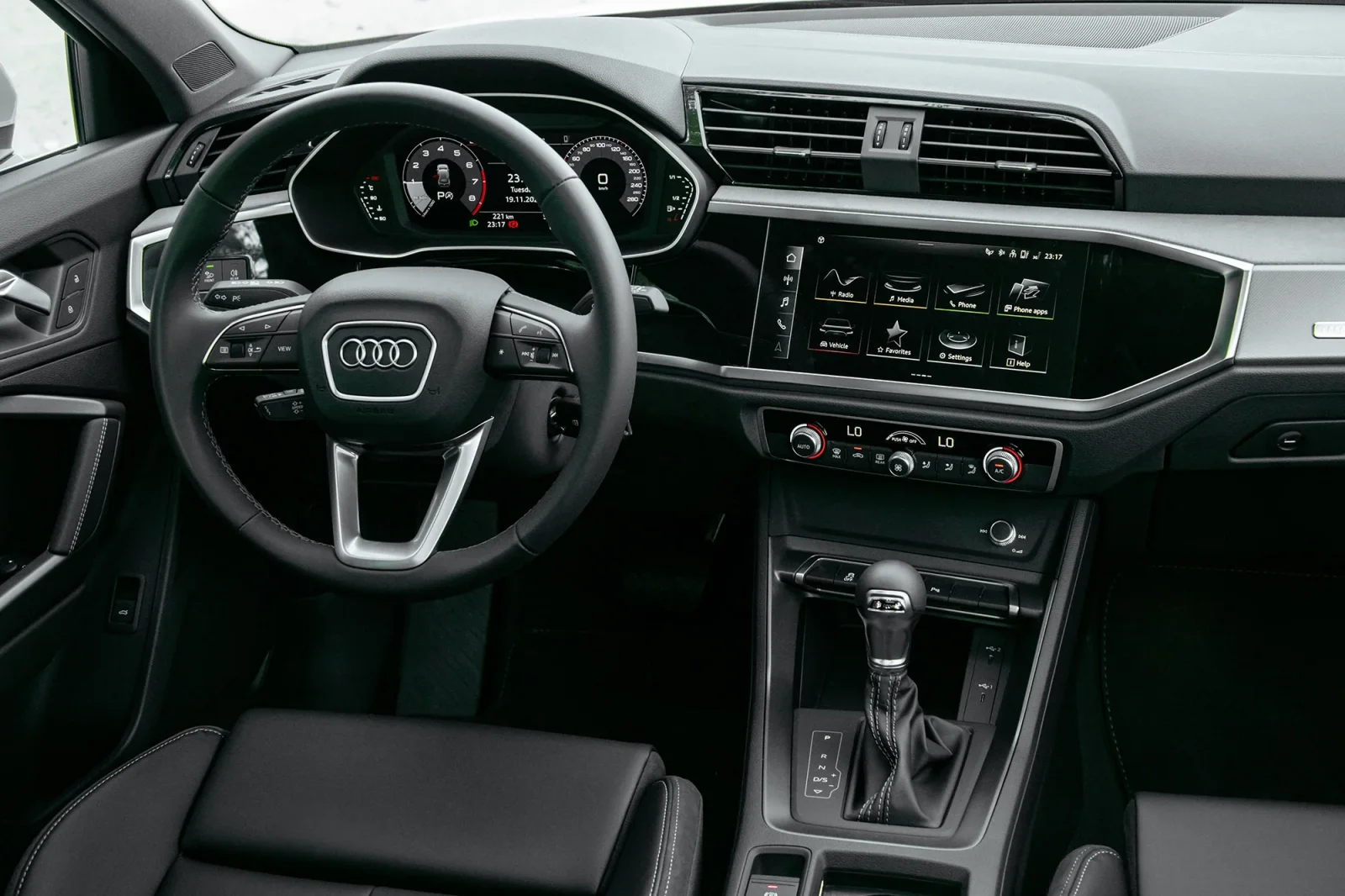 Kiralık Audi Q3  Beyaz 2024 içinde Abu Dhabi - 3 