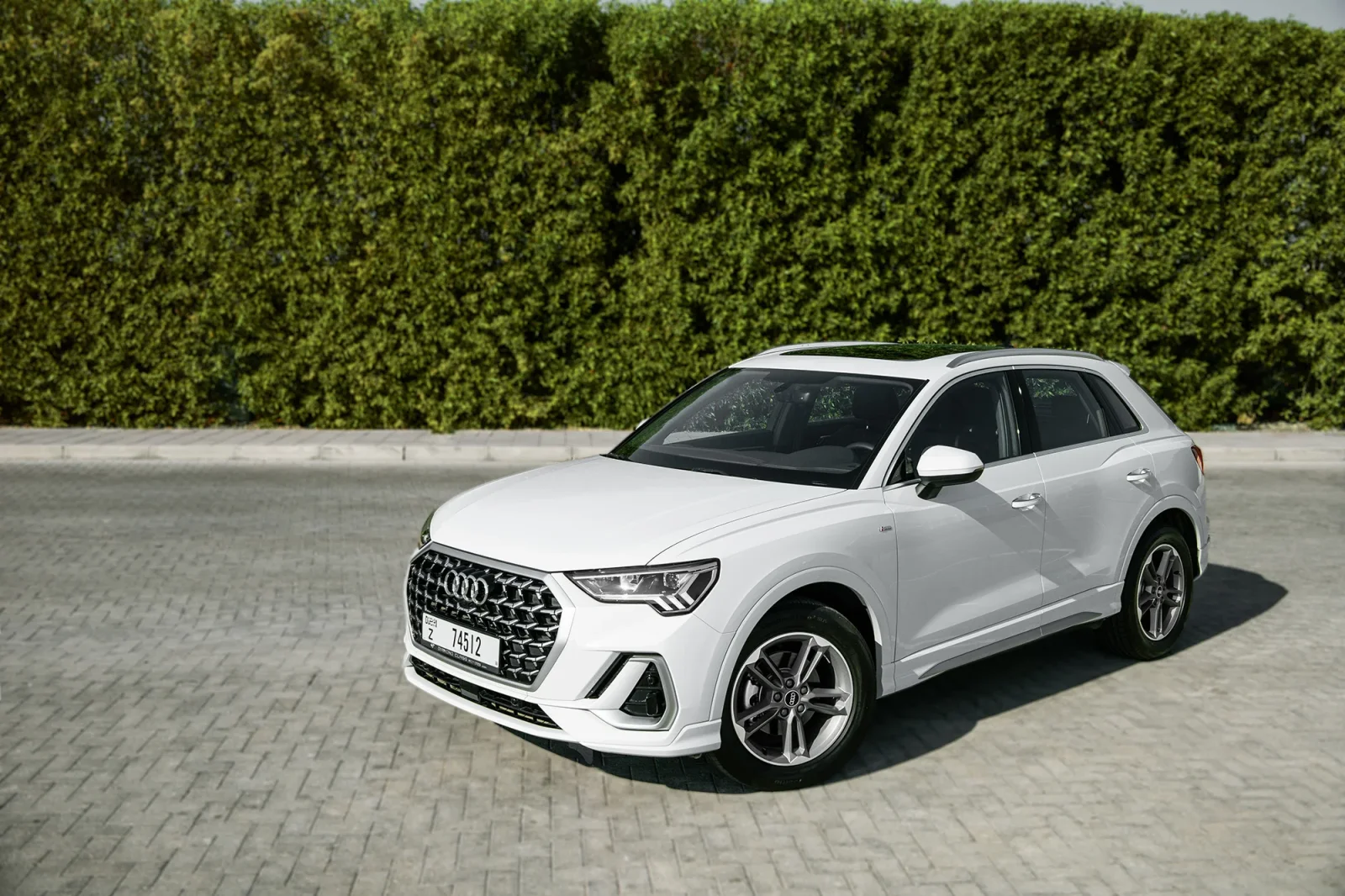 Kiralık Audi Q3  Beyaz 2024 içinde Abu Dhabi - 12 