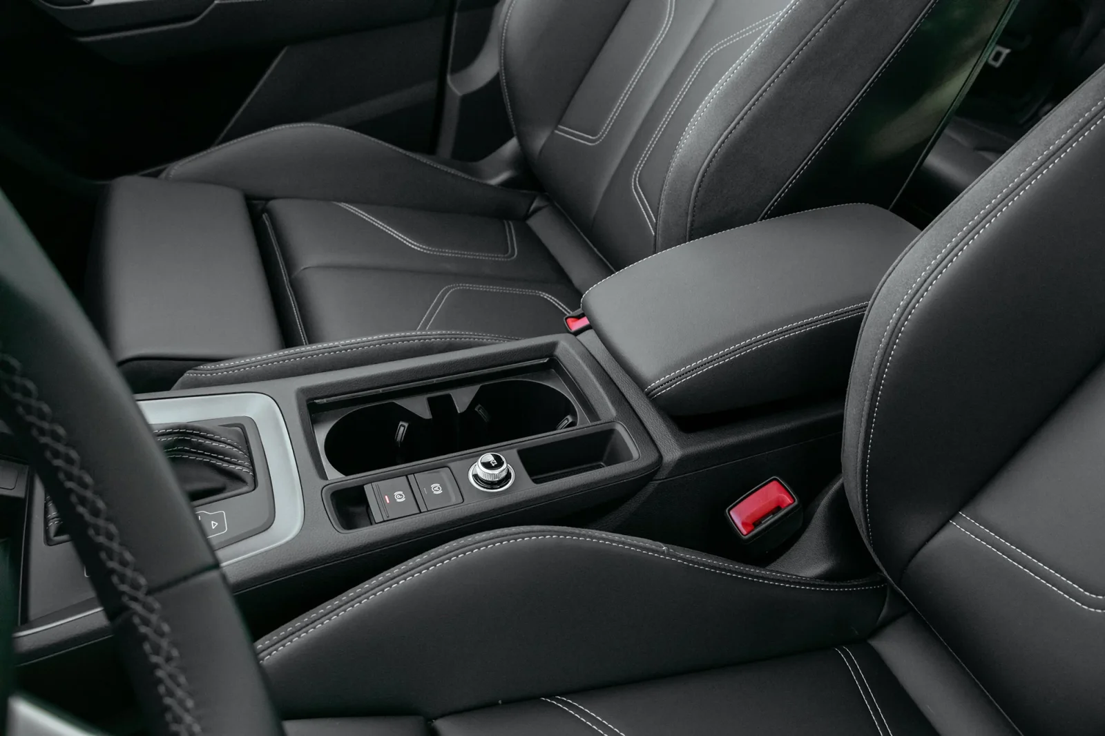 Kiralık Audi Q3  Beyaz 2024 içinde Abu Dhabi - 8 