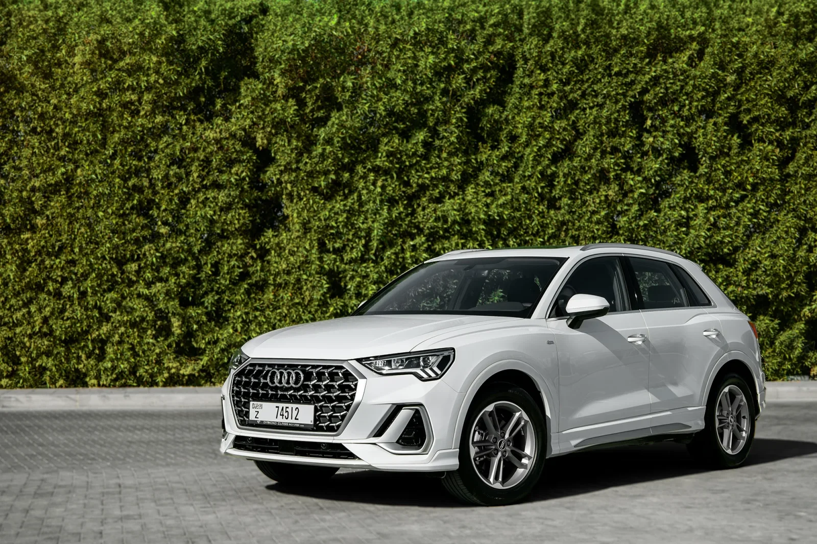 Kiralık Audi Q3  Beyaz 2024 içinde Abu Dhabi - 2 