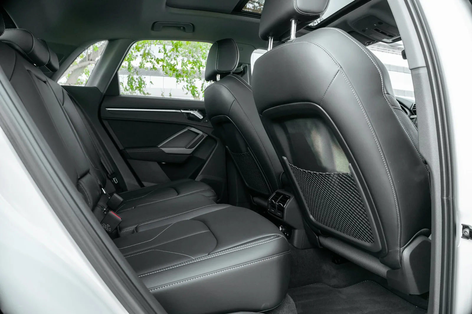 Kiralık Audi Q3  Beyaz 2024 içinde Abu Dhabi - 6 