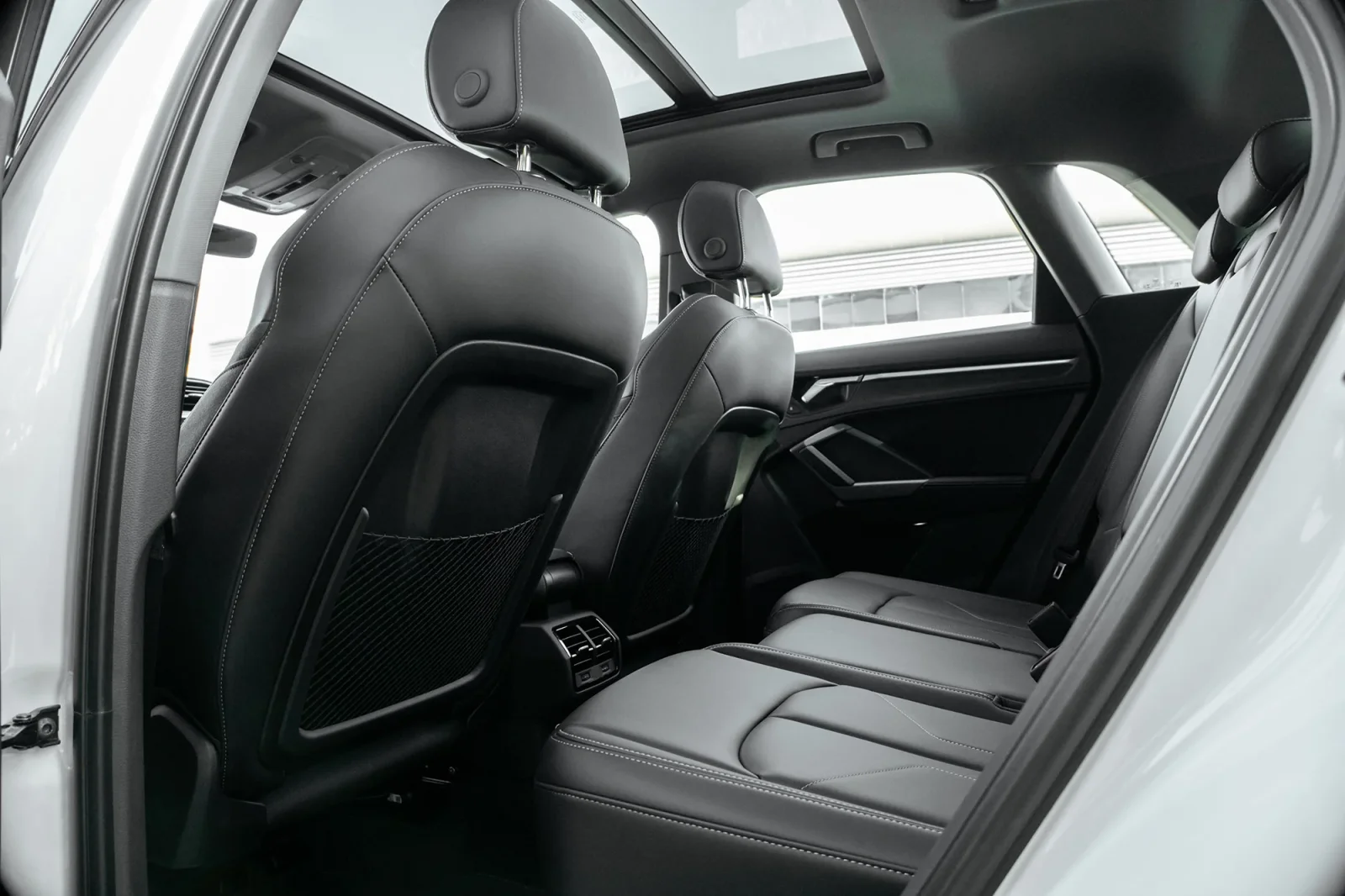 Kiralık Audi Q3  Beyaz 2024 içinde Abu Dhabi - 7 