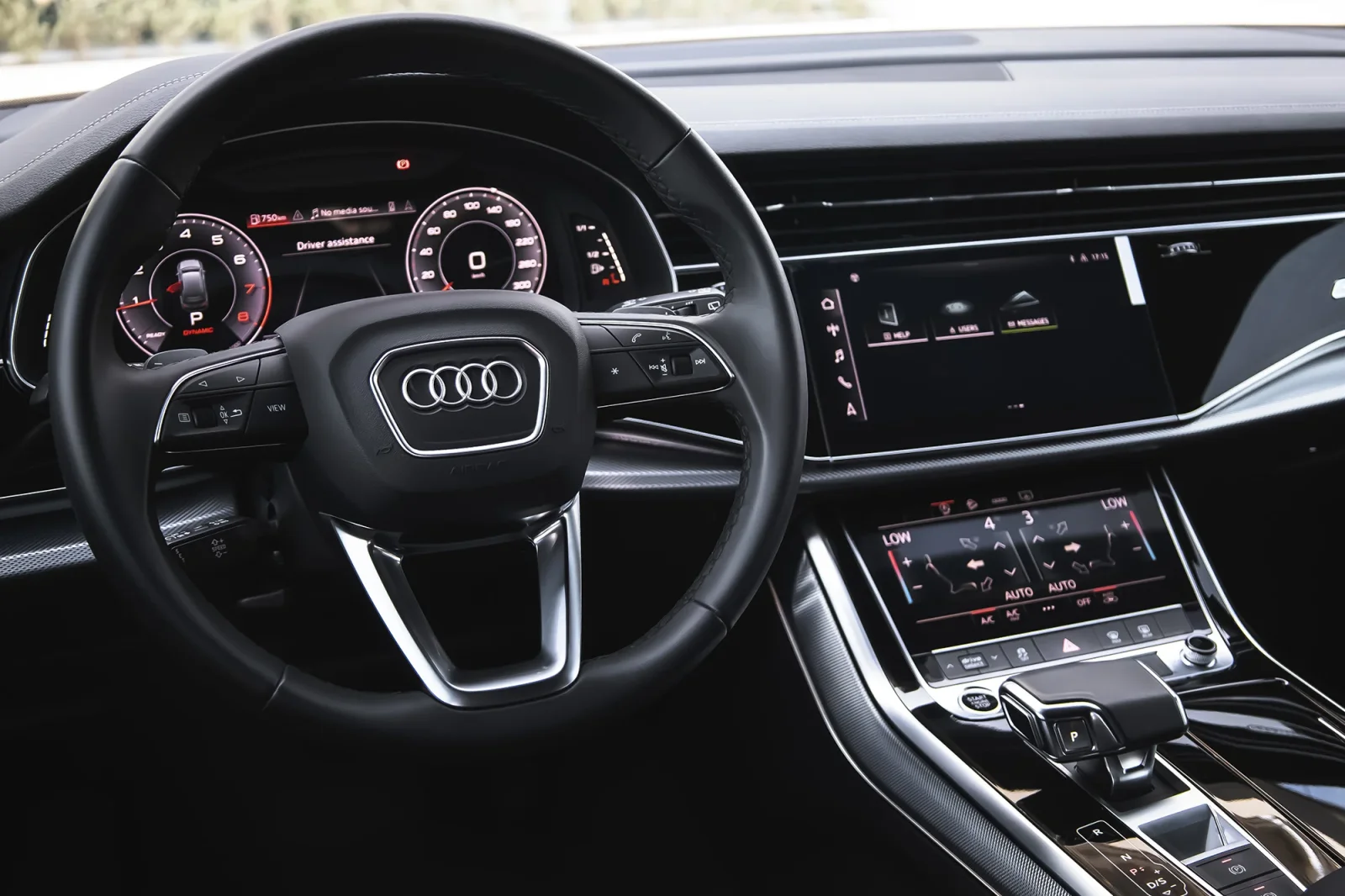 Miete Audi Q7  Silber 2023 in der Abu Dhabi - 10 