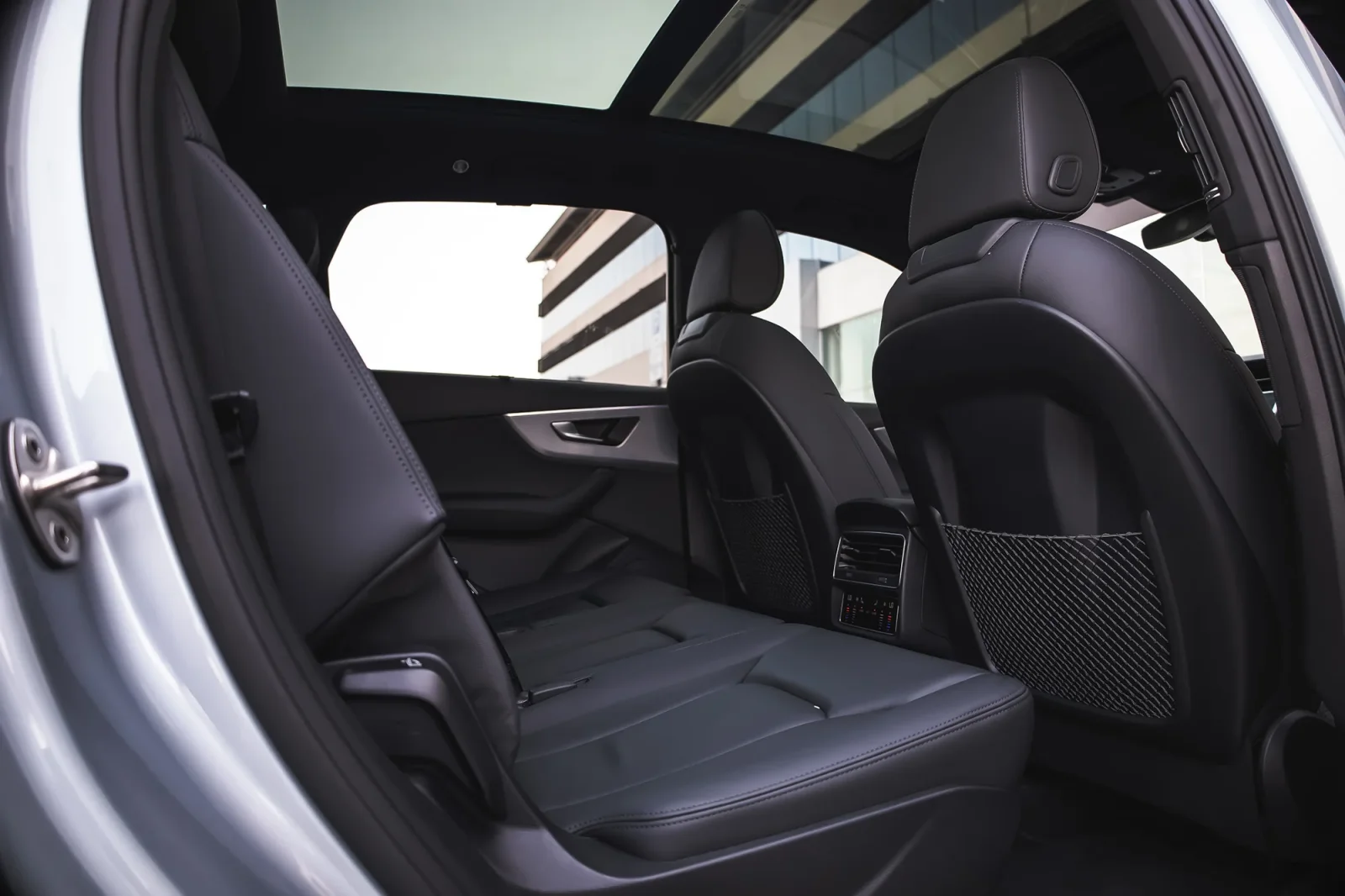 Miete Audi Q7  Silber 2023 in der Abu Dhabi - 9 