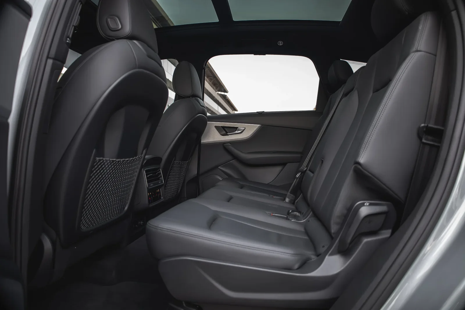 Miete Audi Q7  Silber 2023 in der Abu Dhabi - 5 