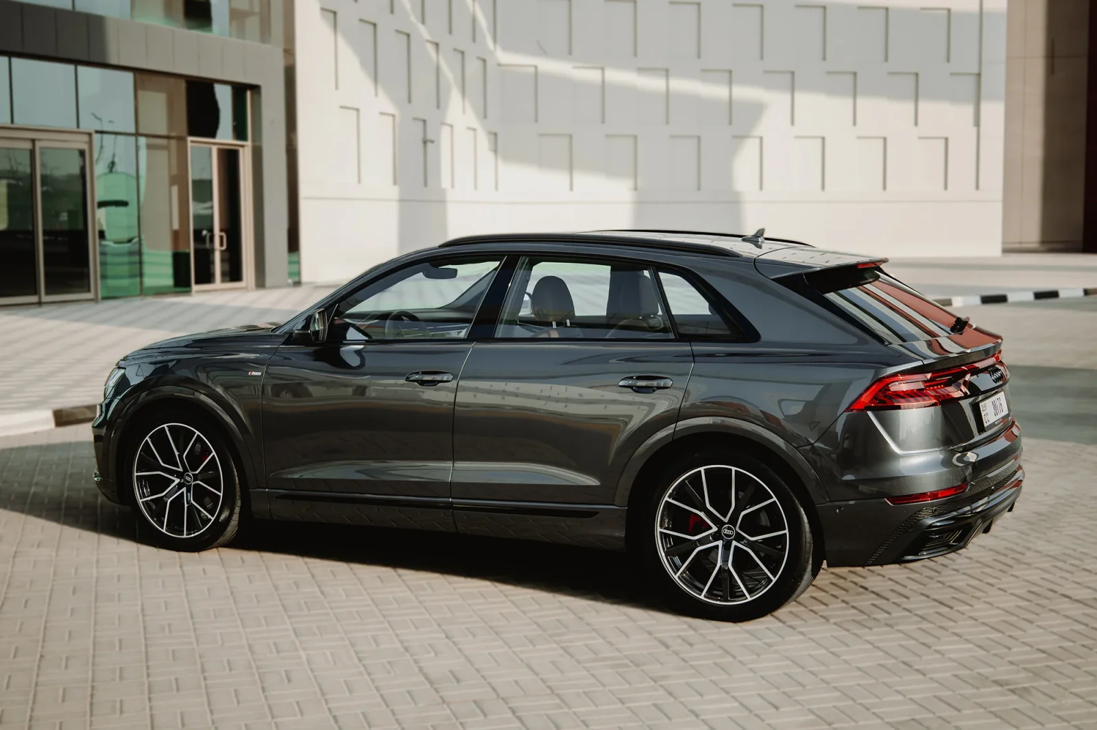 Alquiler Audi Q8  Gris 2023 en Abu Dabi - 11 