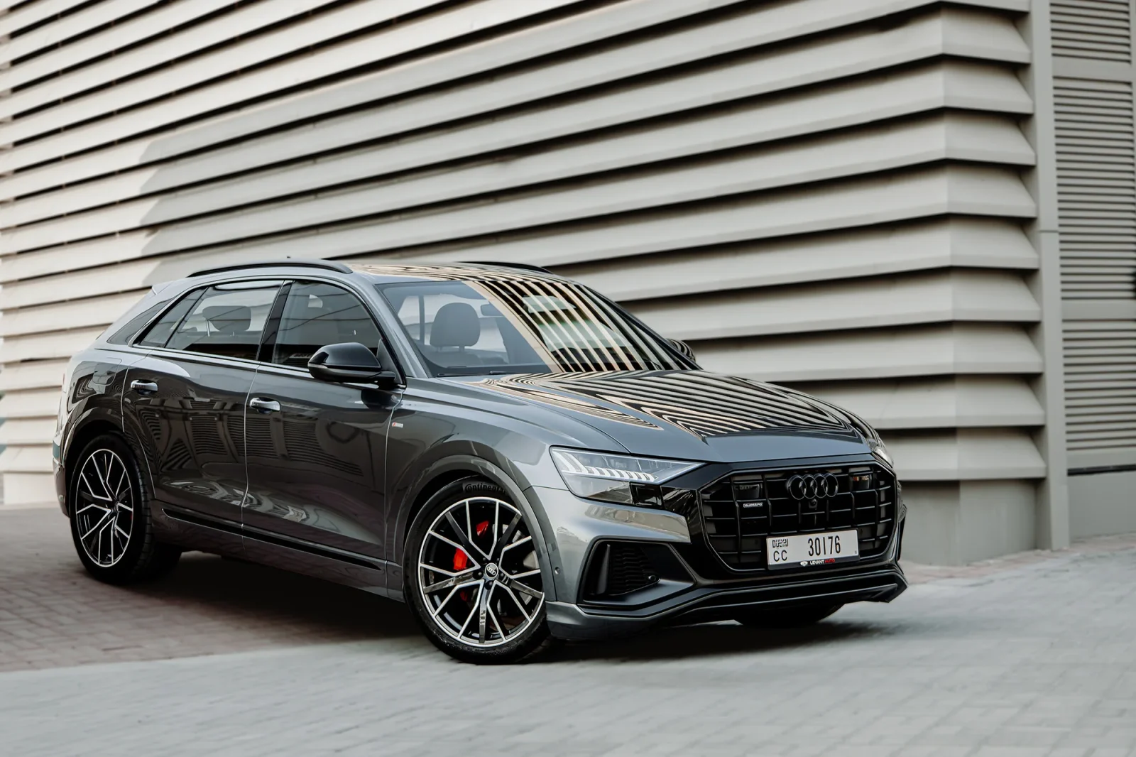 Alquiler Audi Q8  Gris 2023 en Abu Dabi