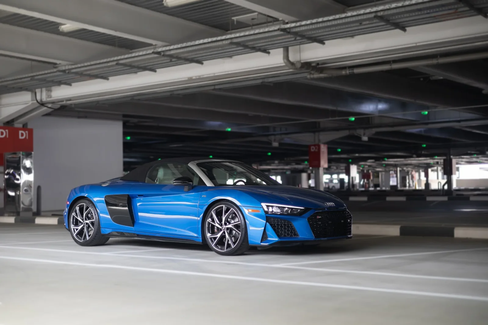 Rent Audi R8 Spyder Blue 2022 in Abu Dhabi - 14 