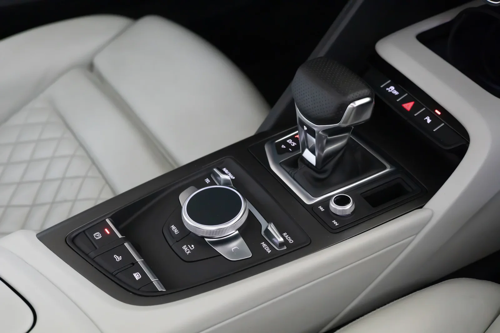 Rent Audi R8 Spyder Blue 2022 in Abu Dhabi - 6 