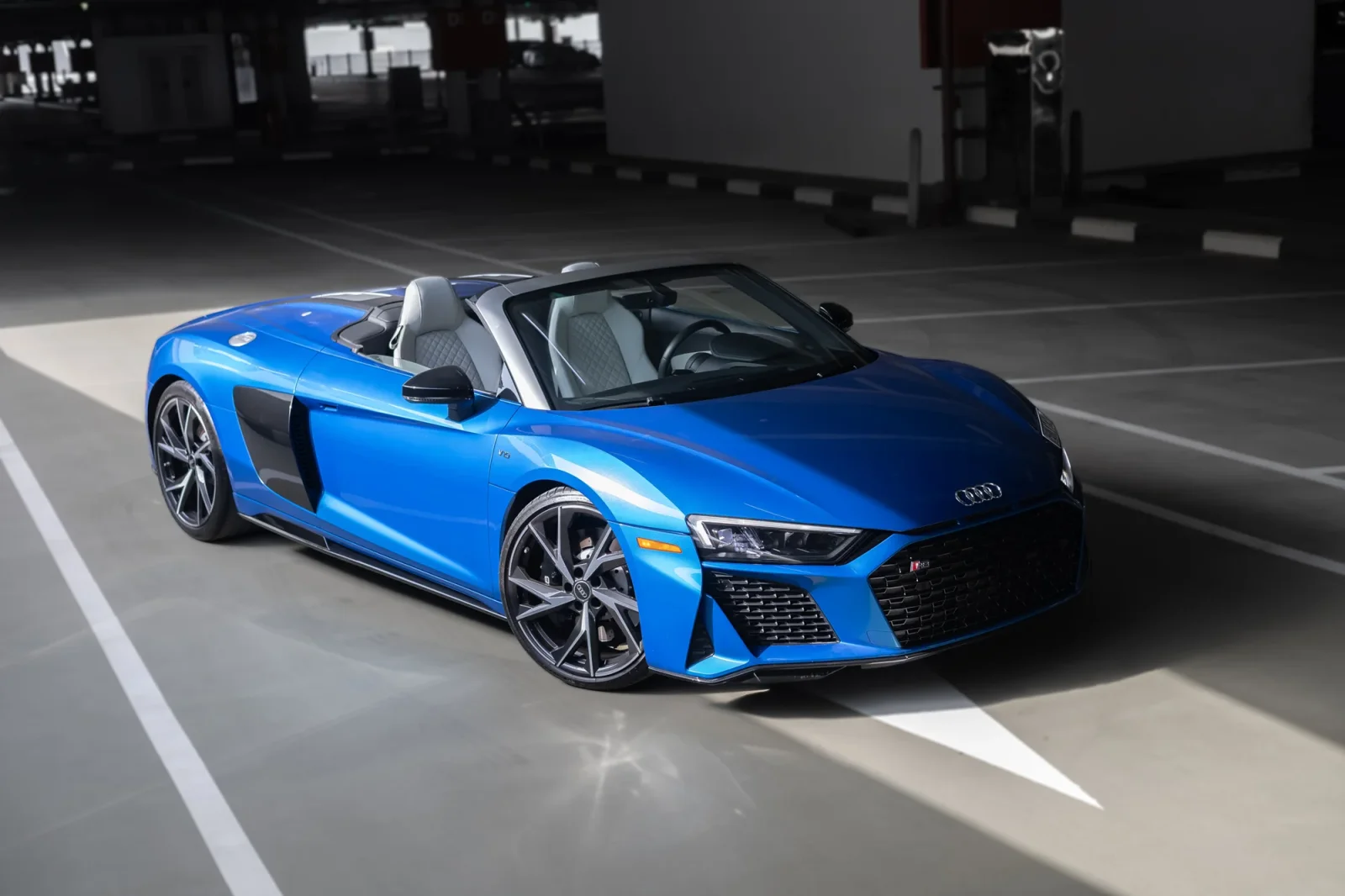Rent Audi R8 Spyder Blue 2022 in Abu Dhabi - 8 