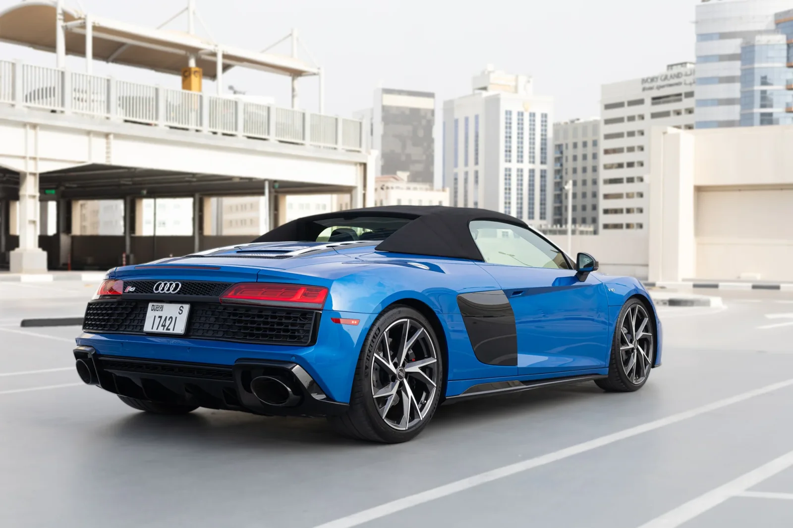 Rent Audi R8 Spyder Blue 2022 in Abu Dhabi - 7 