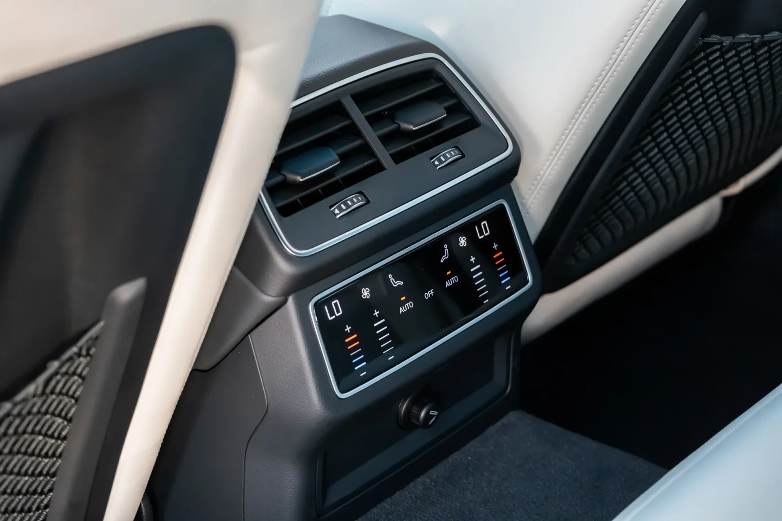 Miete Audi RS6  Blau 2023 in der Abu Dhabi - 6 