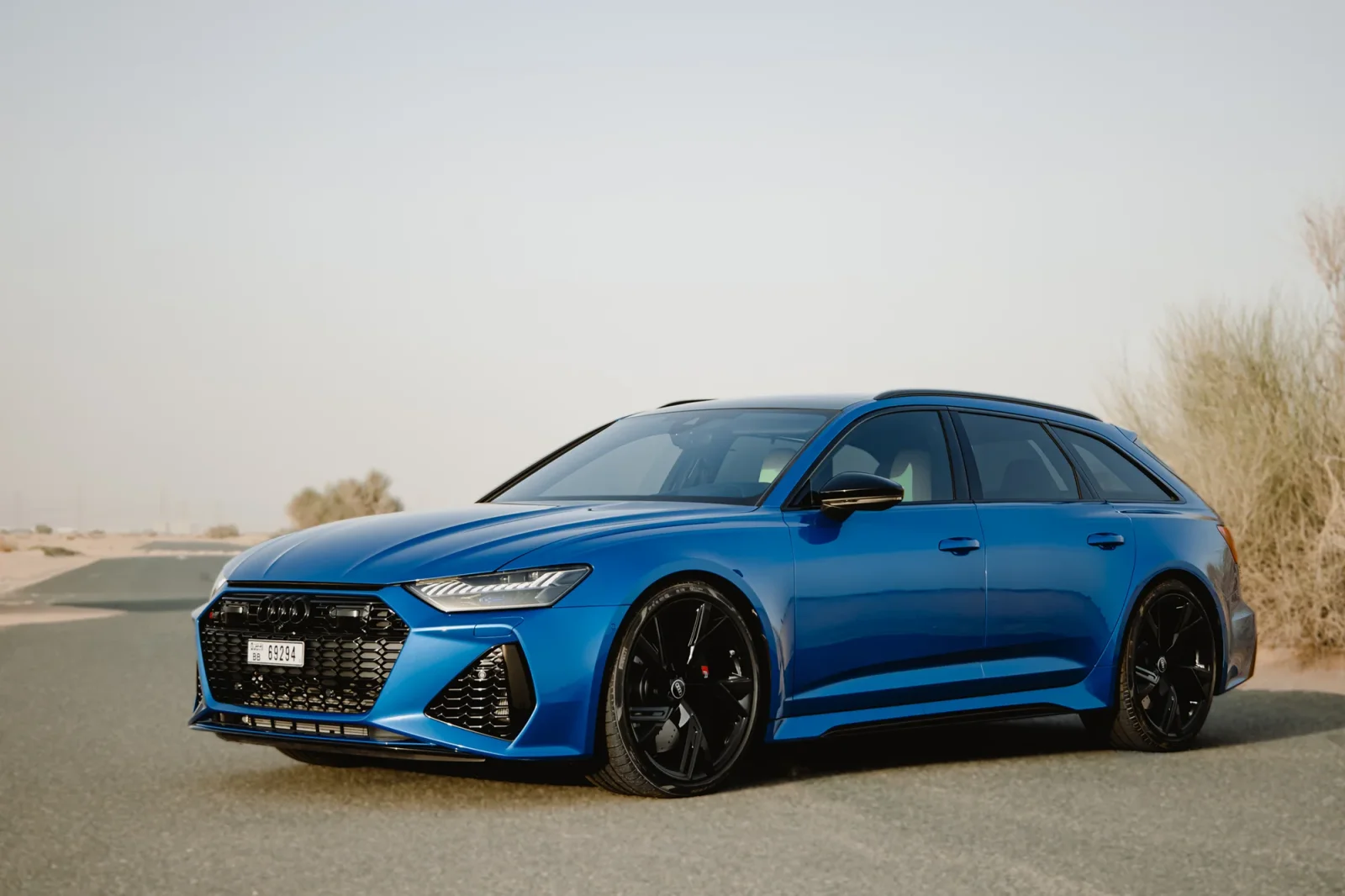 Miete Audi RS6  Blau 2023 in der Abu Dhabi - 12 