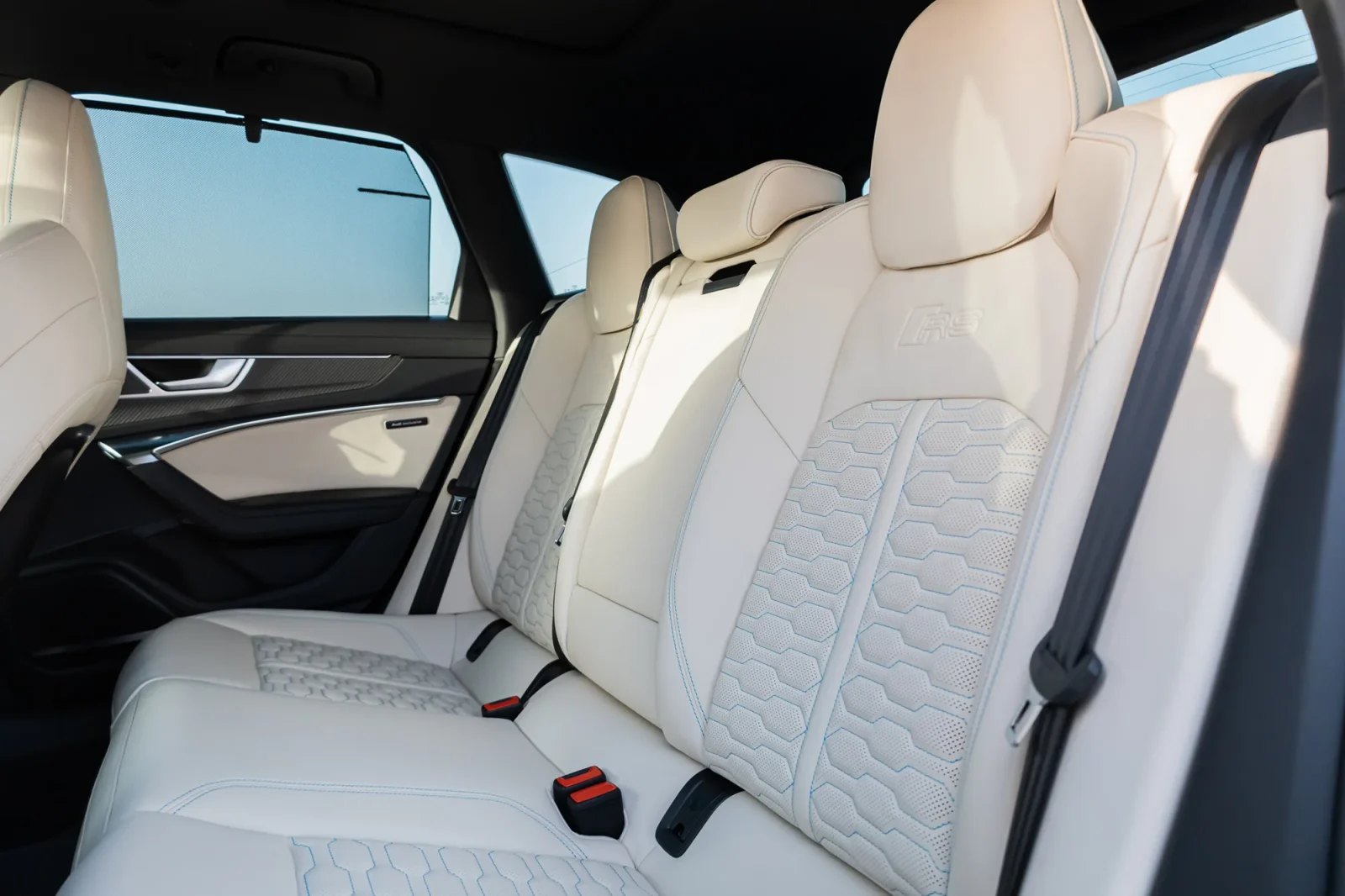 Miete Audi RS6  Blau 2023 in der Abu Dhabi - 10 