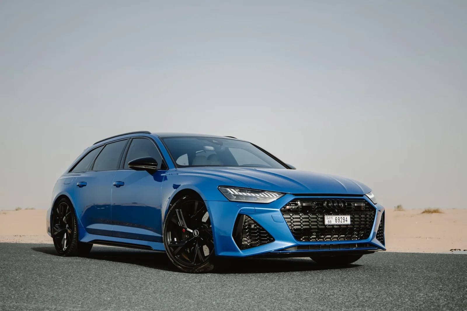Miete Audi RS6  Blau 2023 in der Abu Dhabi - 13 