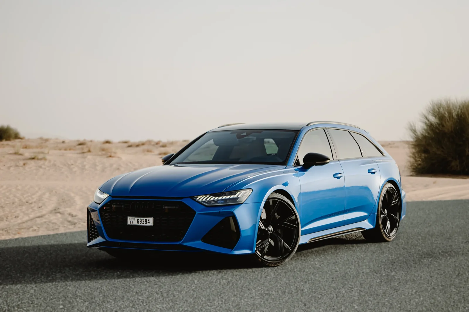 Miete Audi RS6  Blau 2023 in der Abu Dhabi - 2 