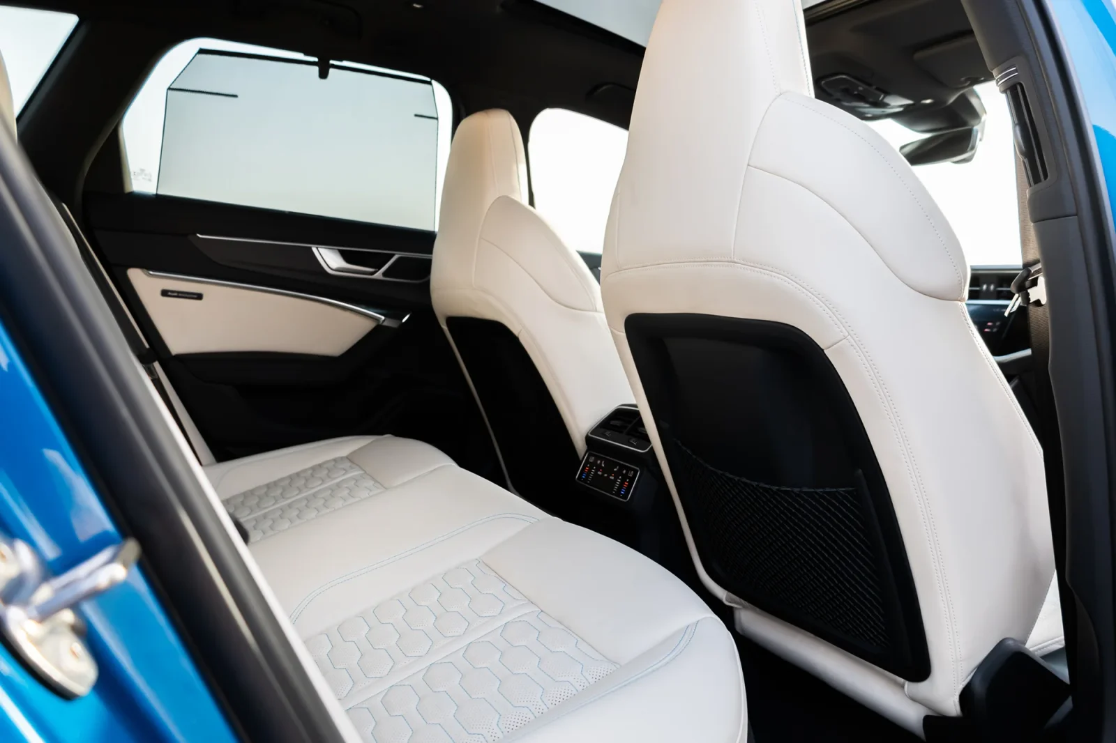 Miete Audi RS6  Blau 2023 in der Abu Dhabi - 3 