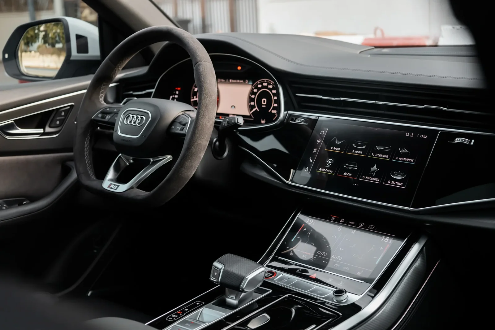 Kiralık Audi RS Q8  Beyaz 2023 içinde Abu Dhabi - 7 