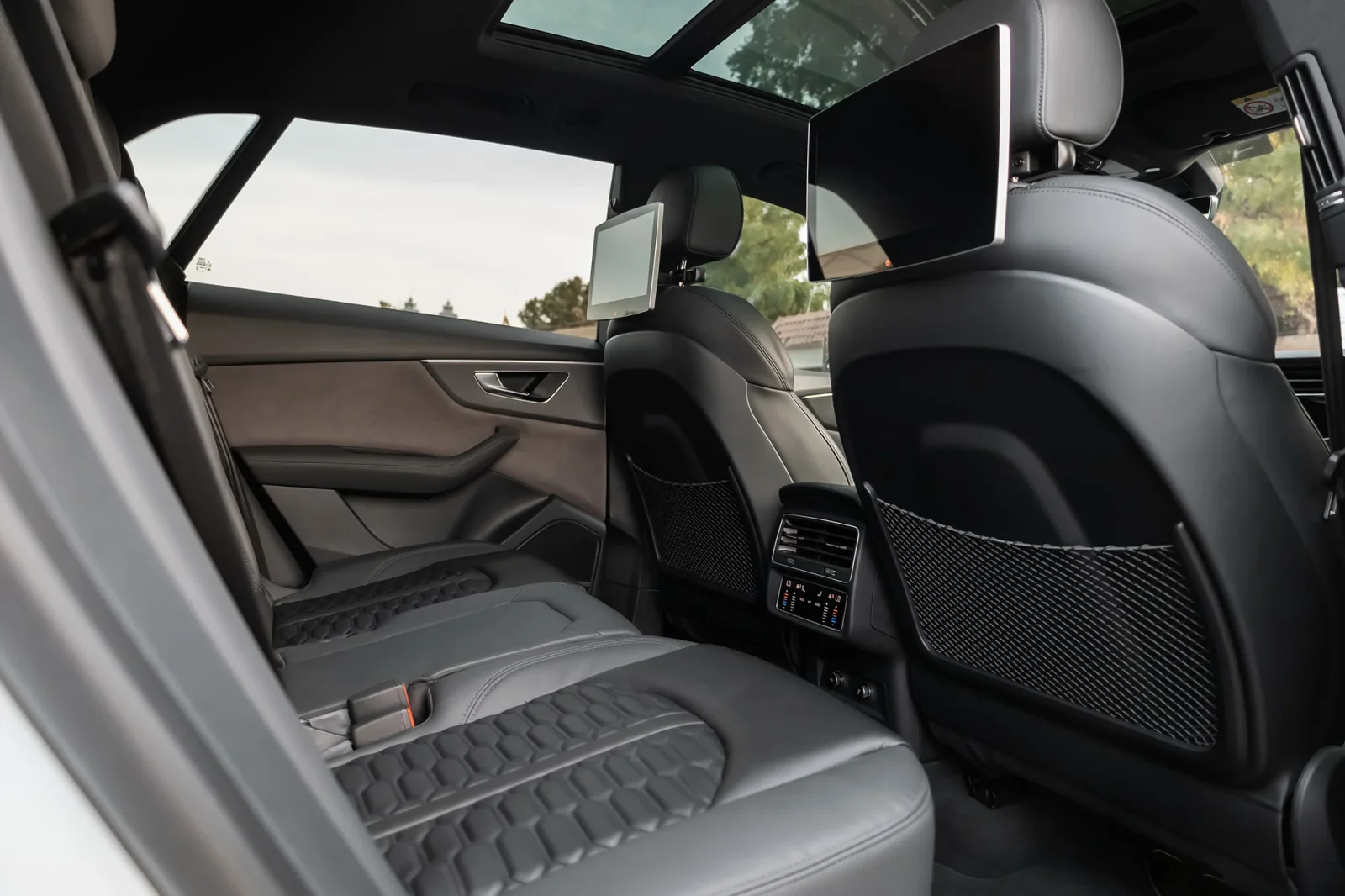 Kiralık Audi RS Q8  Beyaz 2023 içinde Abu Dhabi - 9 