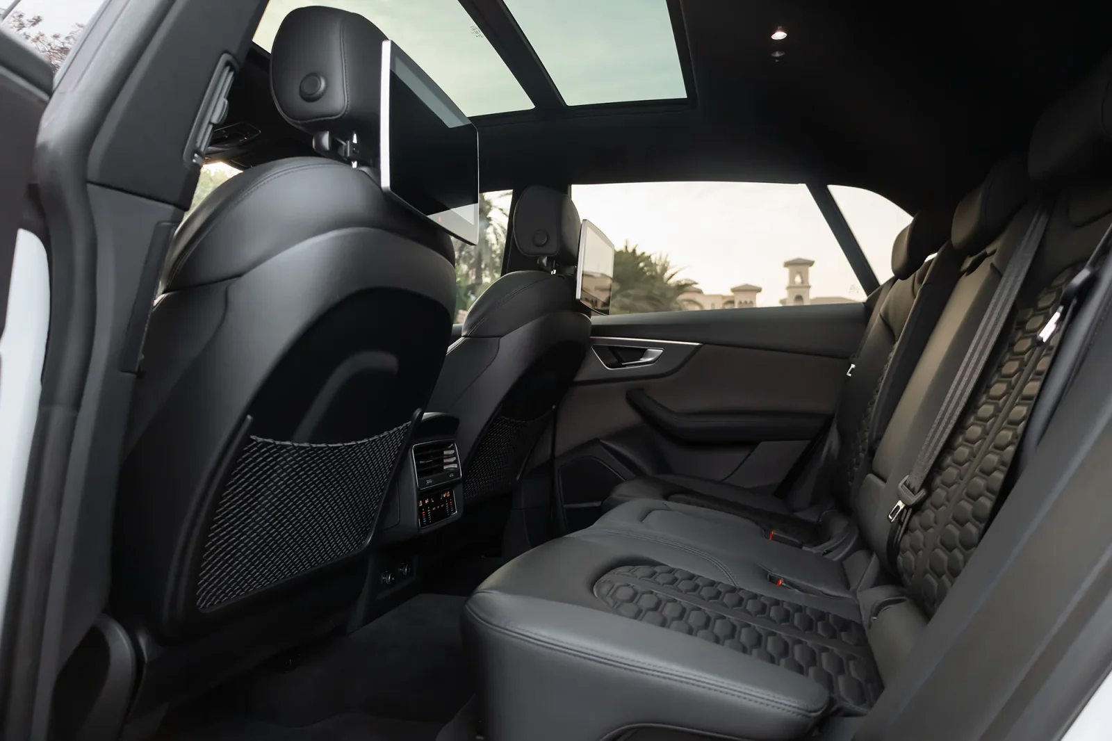 Kiralık Audi RS Q8  Beyaz 2023 içinde Abu Dhabi - 6 