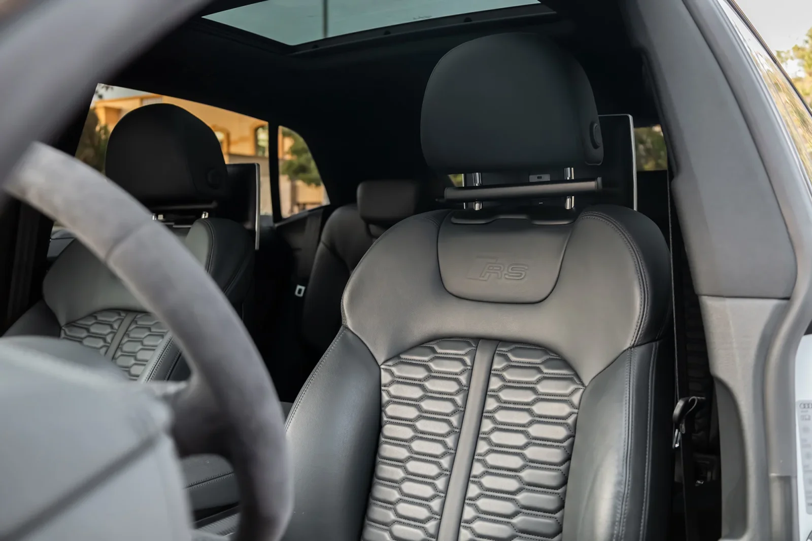 Kiralık Audi RS Q8  Beyaz 2023 içinde Abu Dhabi - 8 