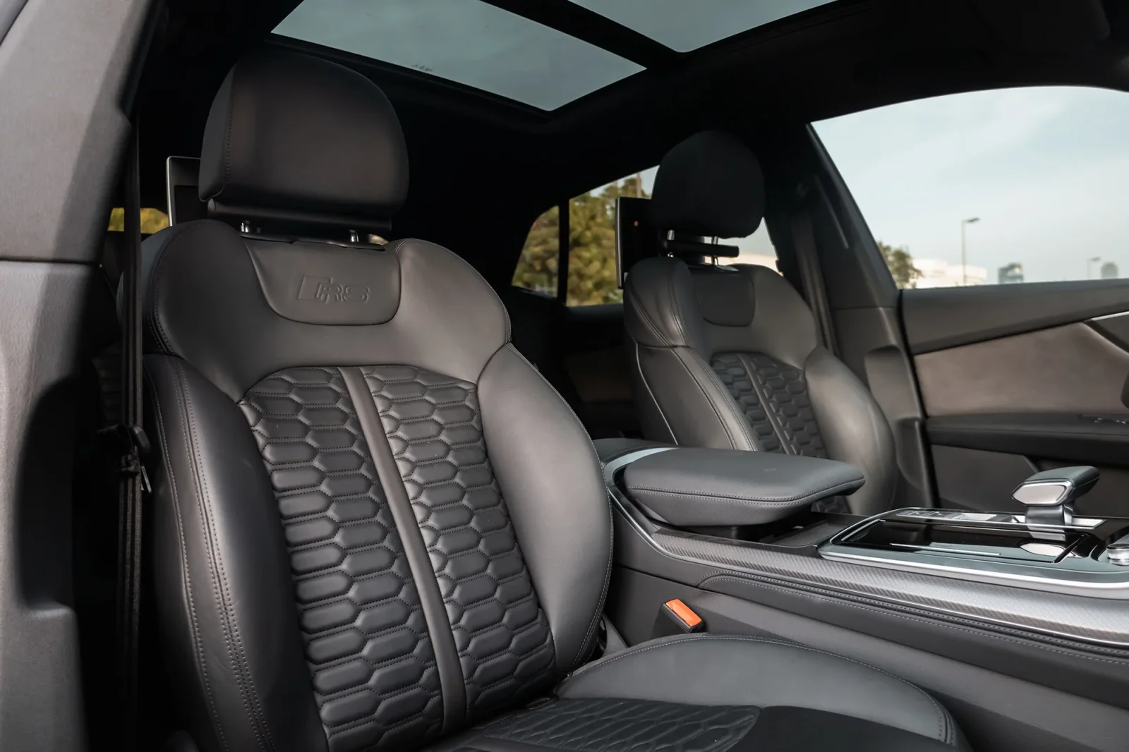 Kiralık Audi RS Q8  Beyaz 2023 içinde Abu Dhabi - 4 