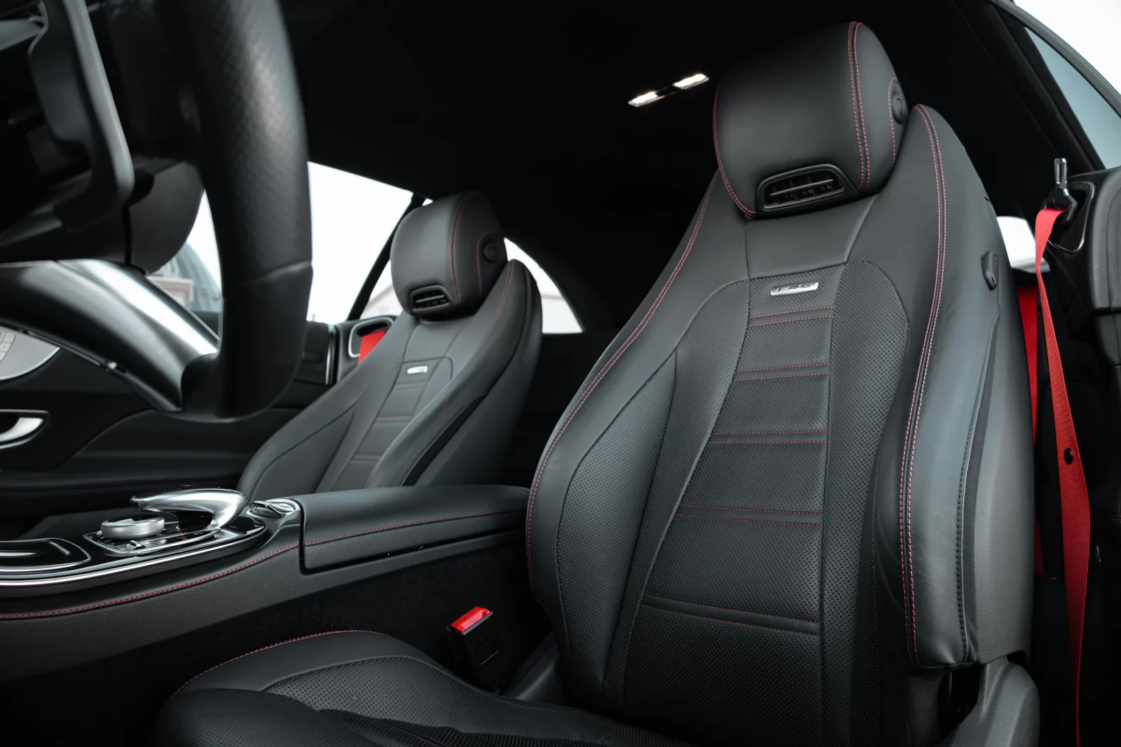 Alquiler Mercedes-Benz E-Class 53 AMG  Azul 2022 en Abu Dabi - 4 