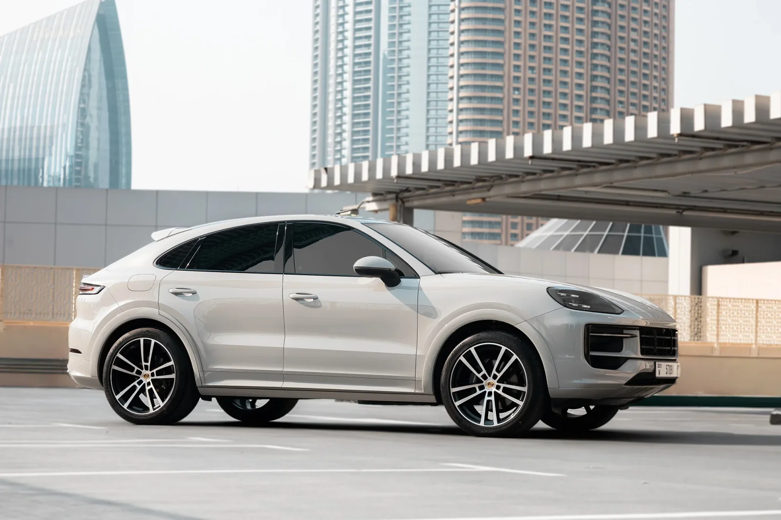 Alquiler Porsche Cayenne Coupe  Gris 2024 en Abu Dabi - 10 