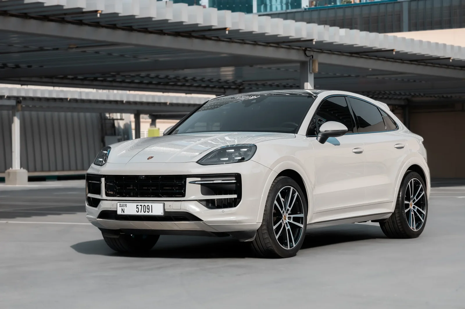 Alquiler Porsche Cayenne Coupe  Gris 2024 en Abu Dabi - 11 