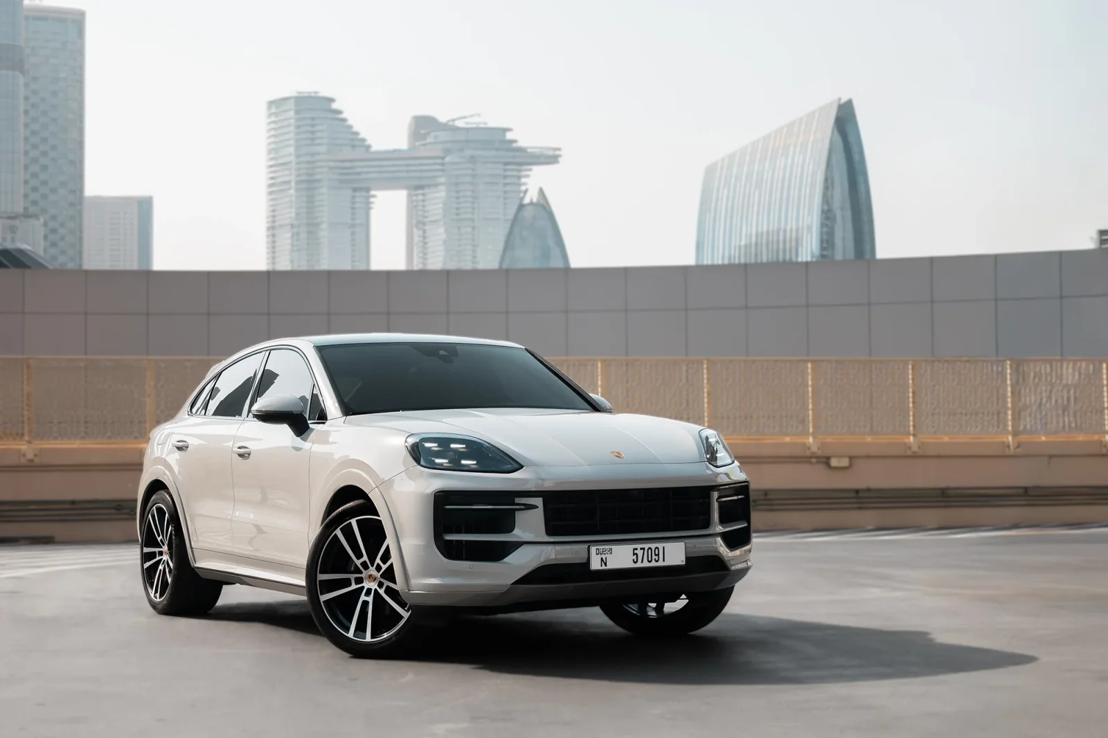 Alquiler Porsche Cayenne Coupe  Gris 2024 en Abu Dabi